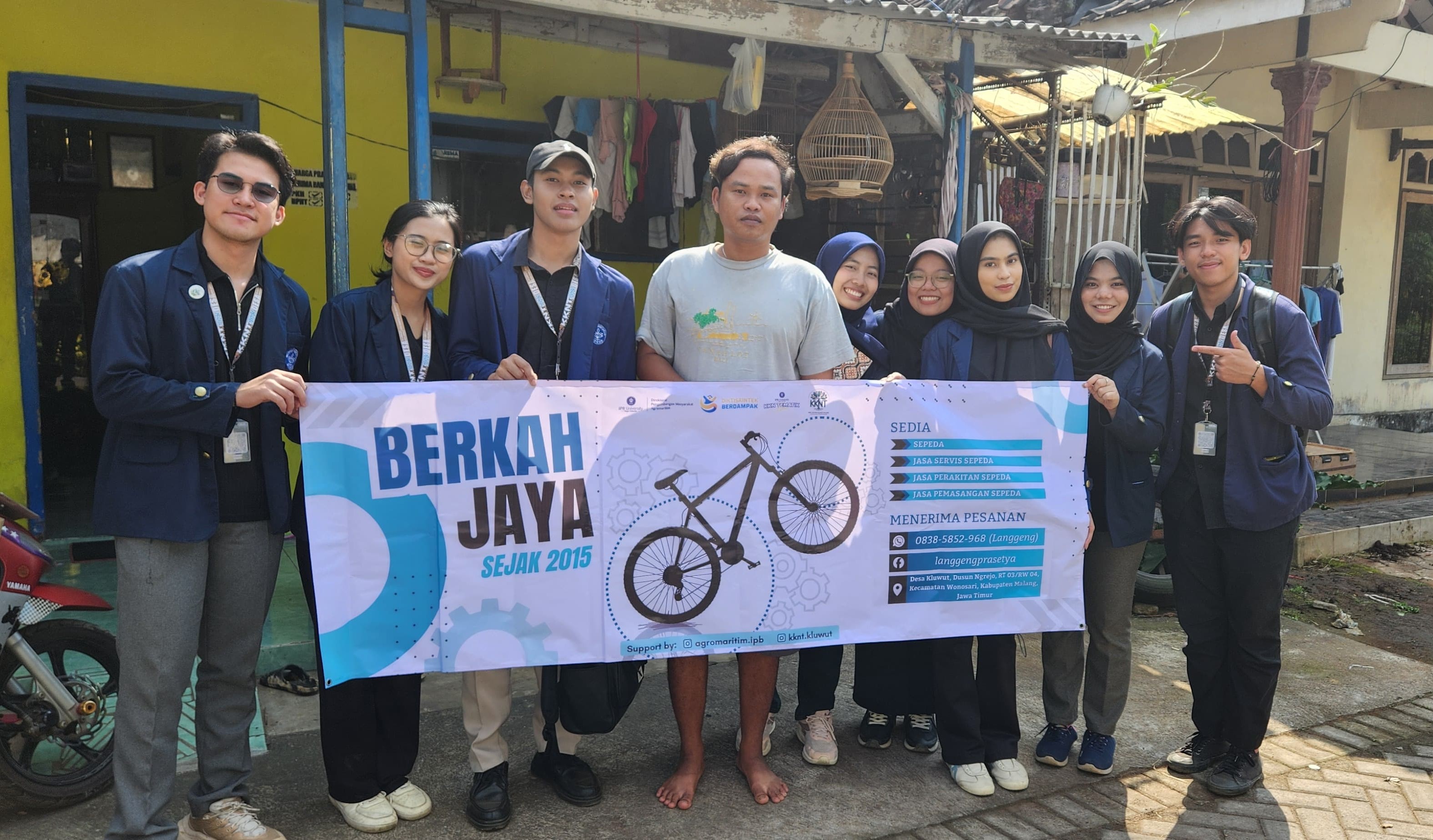  Penyerahan Banner UMKM Sepeda Berkah Jaya | Sumber: Dokumentasi Pribadi 