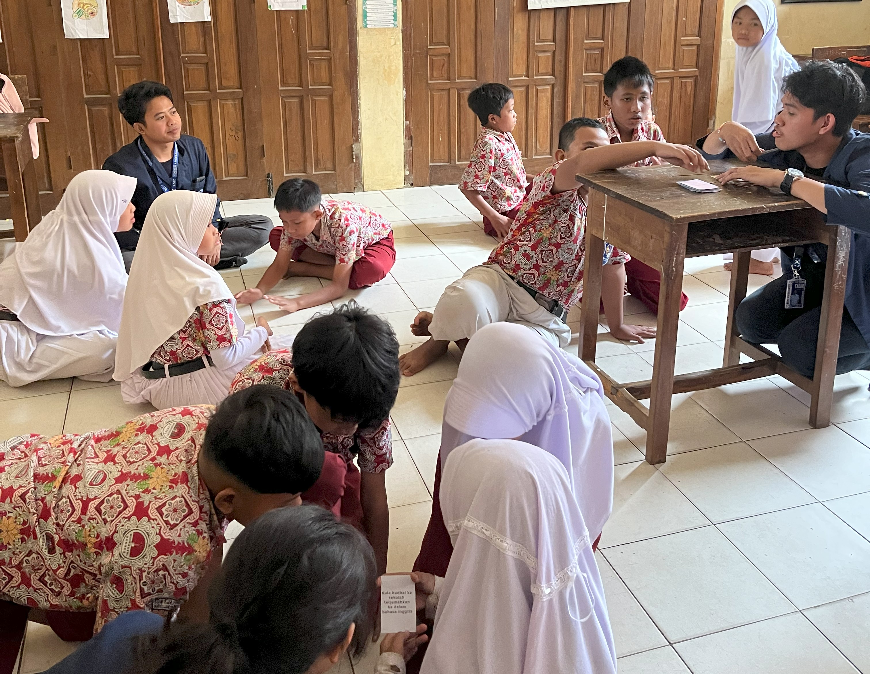 Anak-anak sedang berdiskusi untuk menjawab pertanyaan dan melakukan tantangan dan didampingi oleh fasilitator (dok. pribadi) (24/7/2025)