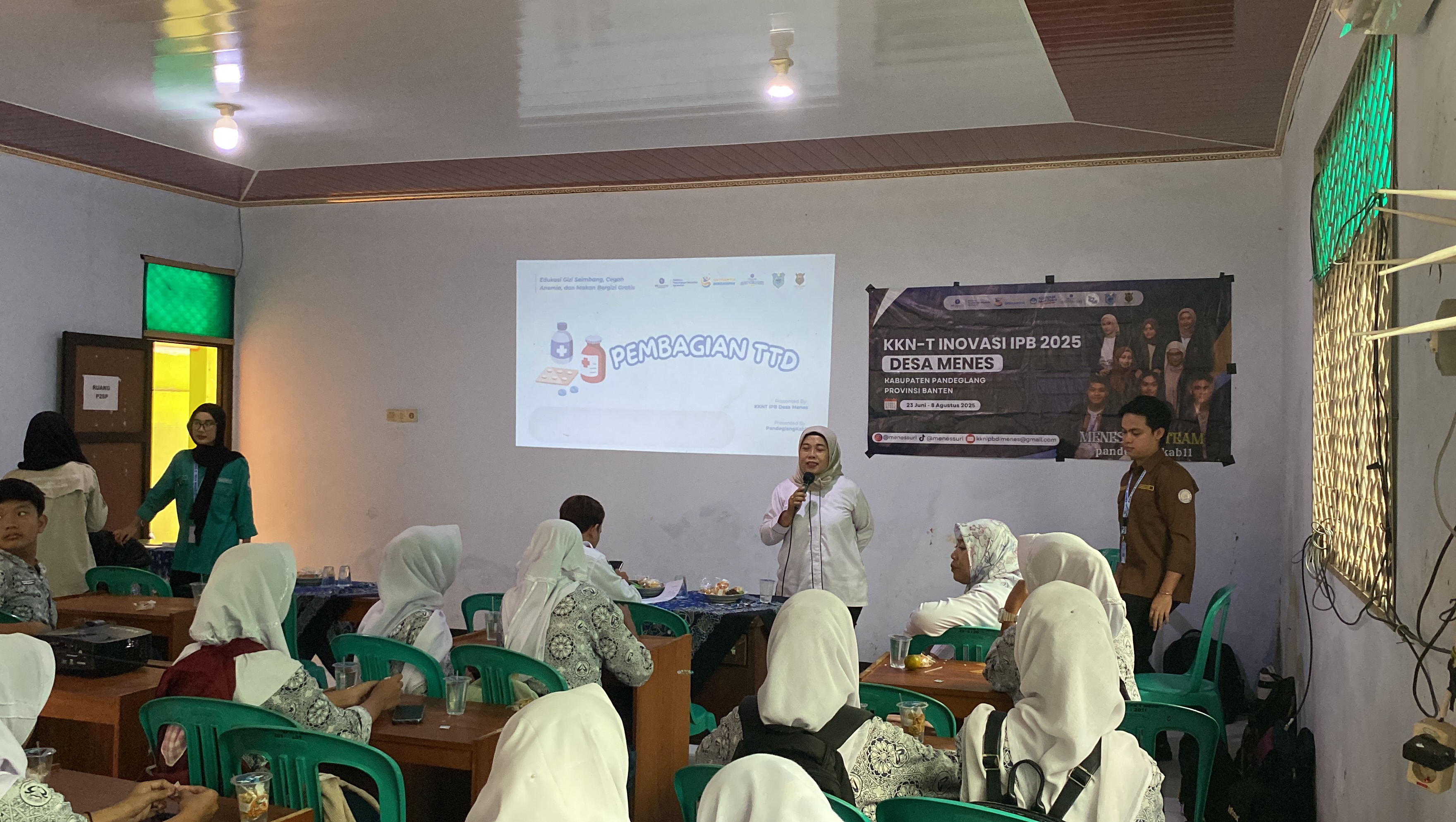 Pembagian tablet tambah darah oleh Puskesmas DTP Menes