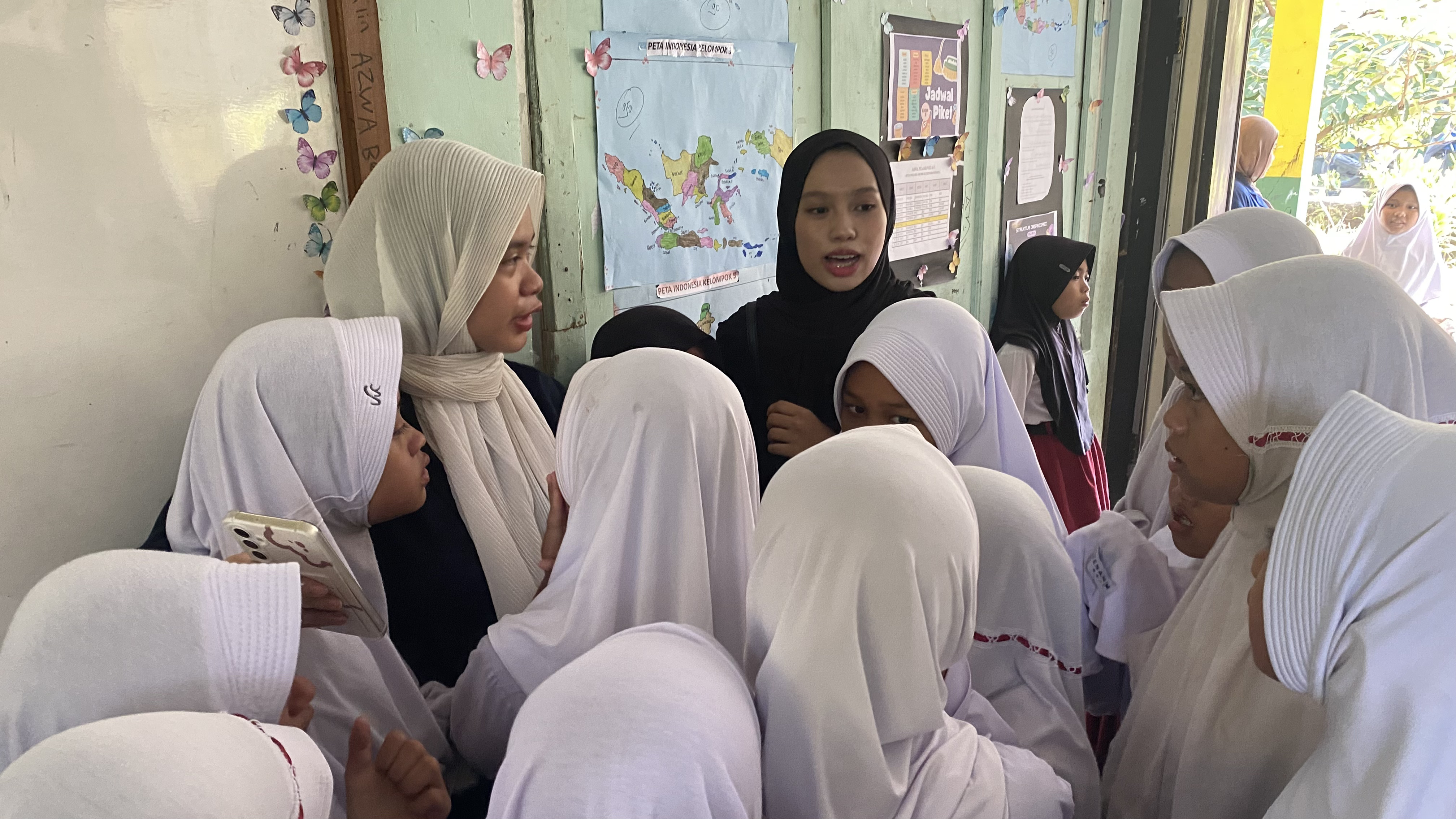 Anak-anak mengerubungi mahasiswa KKN-T Literasi IPB sambil menangis tersedu, enggan berpisah setelah sesi terakhir kunjungan literasi © Dokumentasi Pribadi/Tim BOGORKAB12