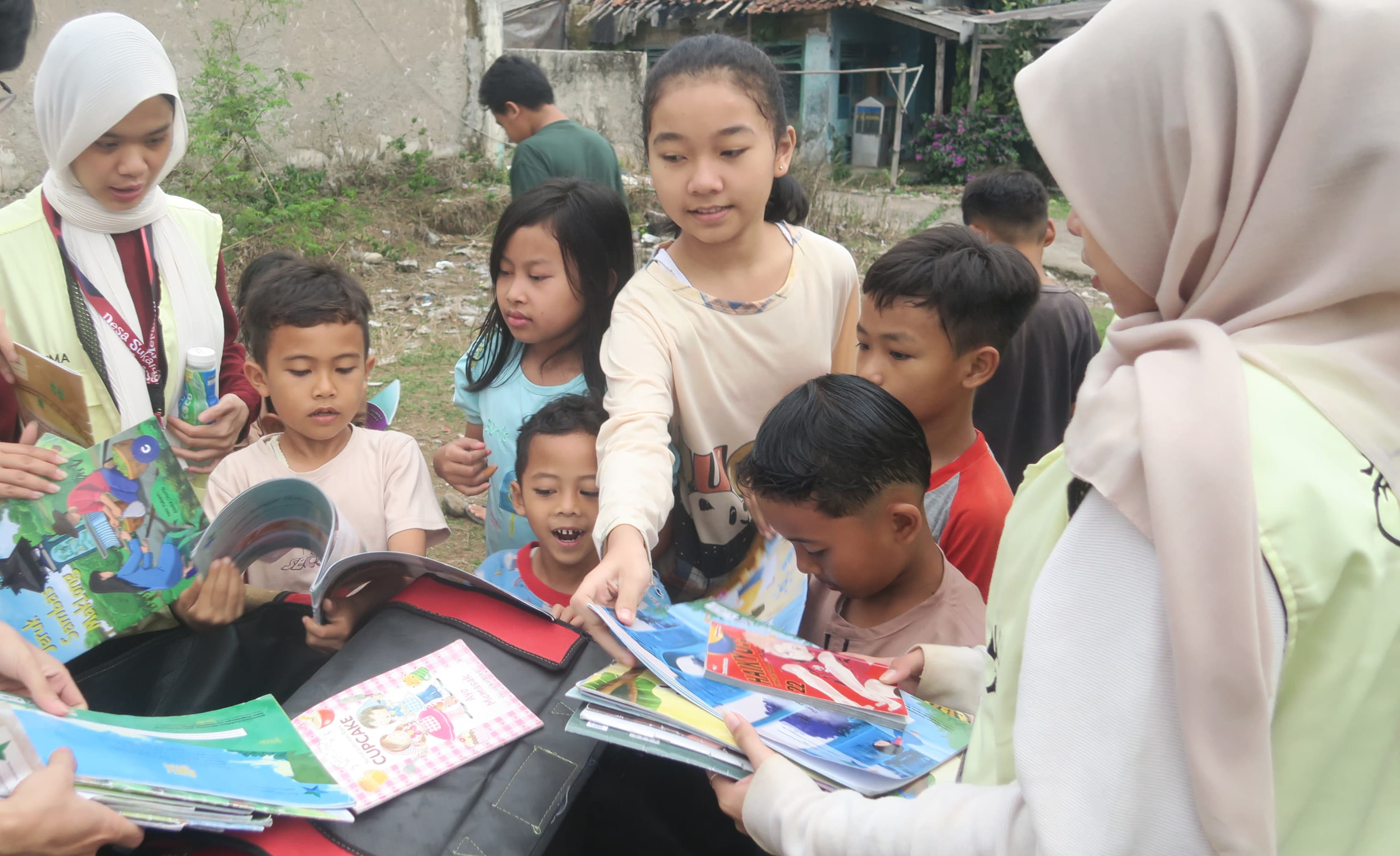 Suasana literasi “Membaca di Alam” TBM Lentera Pustaka Sukaluyu © Dokumentasi Pribadi/TBM Lentera Pustaka