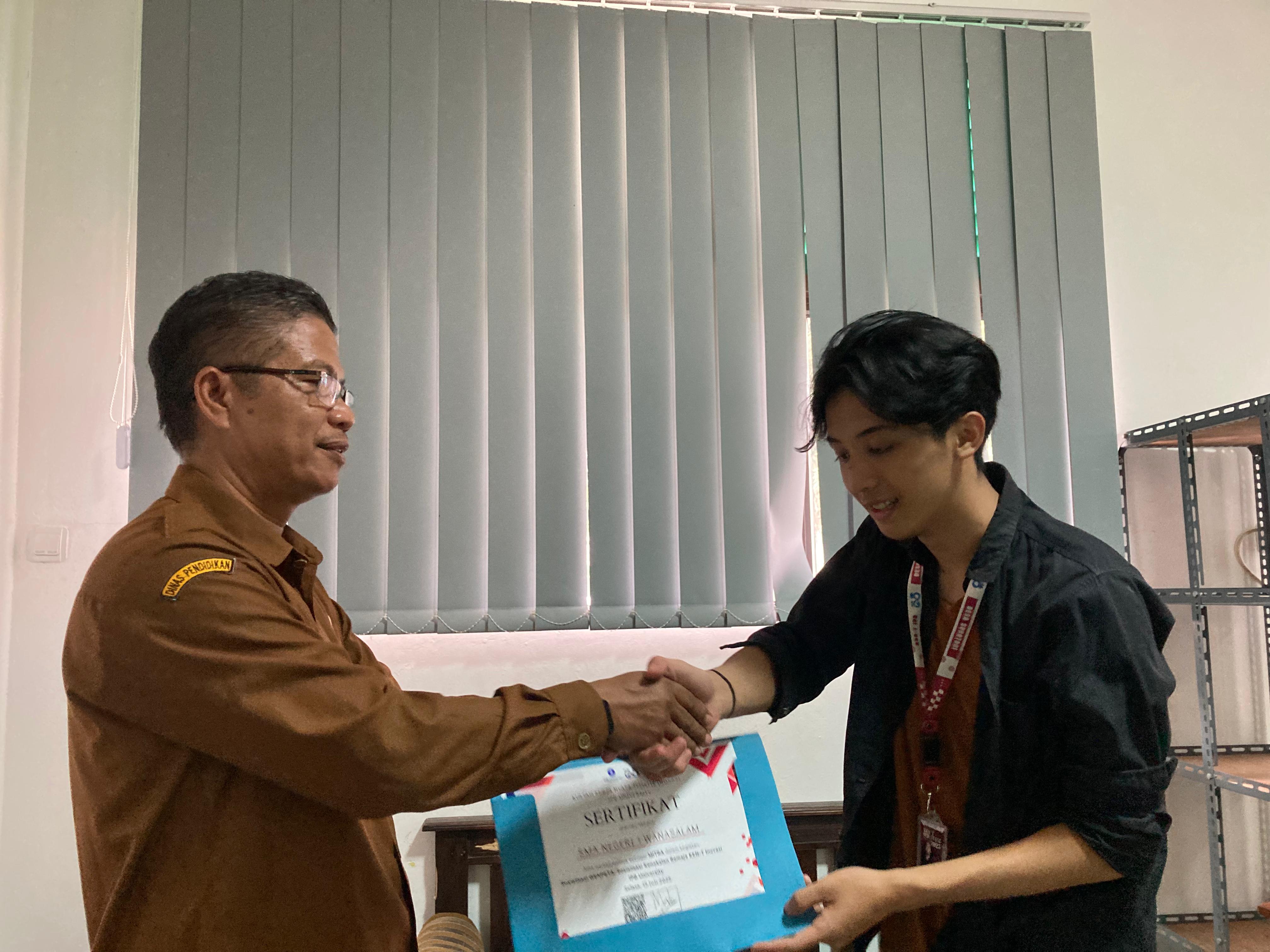 Penyerahan sertifikat kepada pihak SMA Negeri 1 Wanasalam