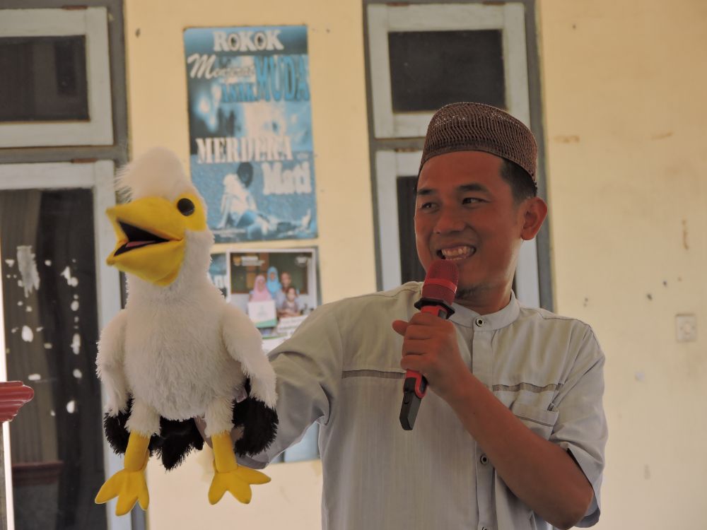 Kak Luqman Hakim sedang Mendongeng di Depan Anak-Anak SD