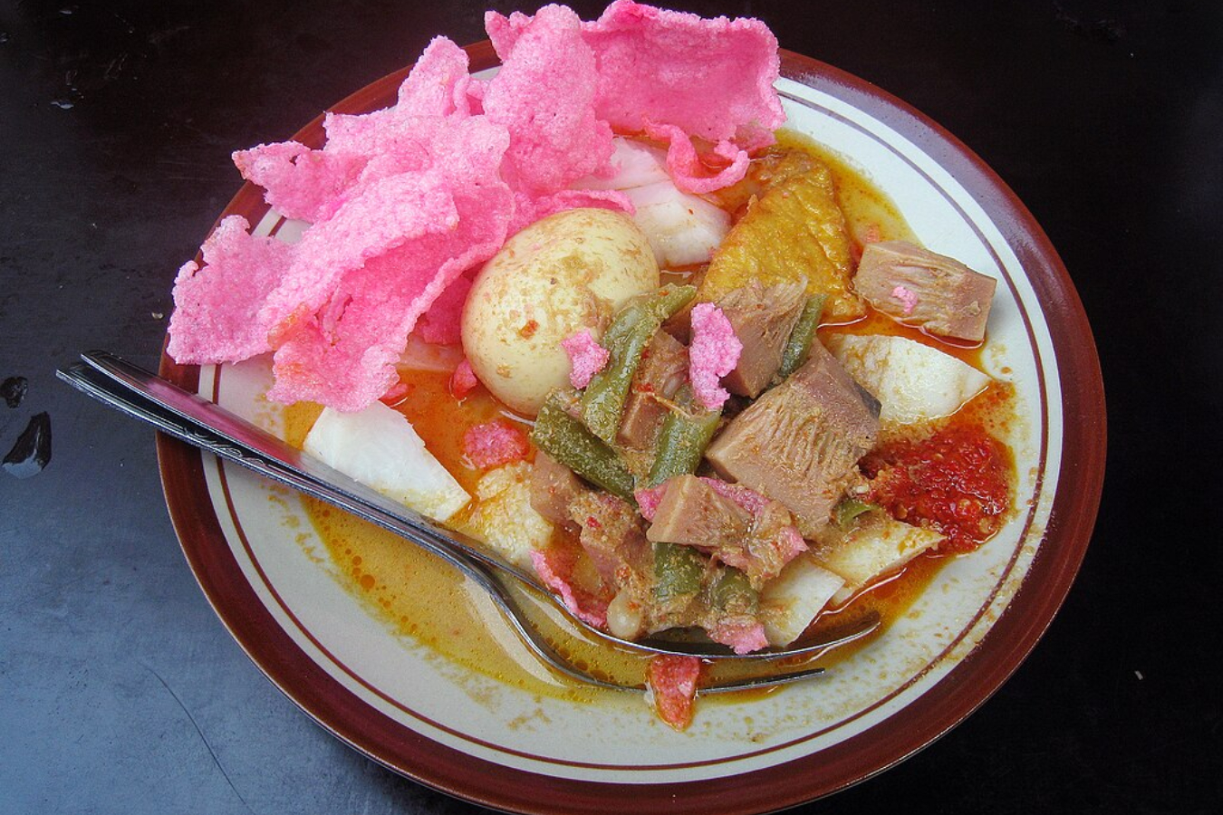 Katupek gulai cubadak | Wikimedia Commons/Gunawan Kartapranata