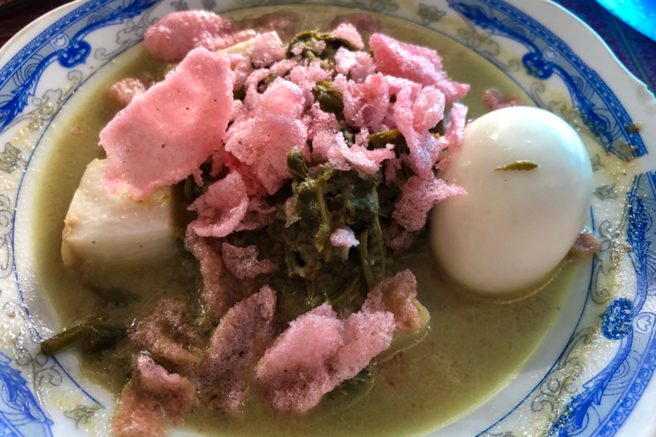 Katupek gulai paku | Wikimedia Commons Thirzaria