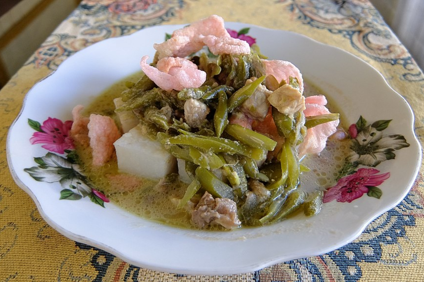 Katupek gulai toco | Wikimedia Commons/Harditaher