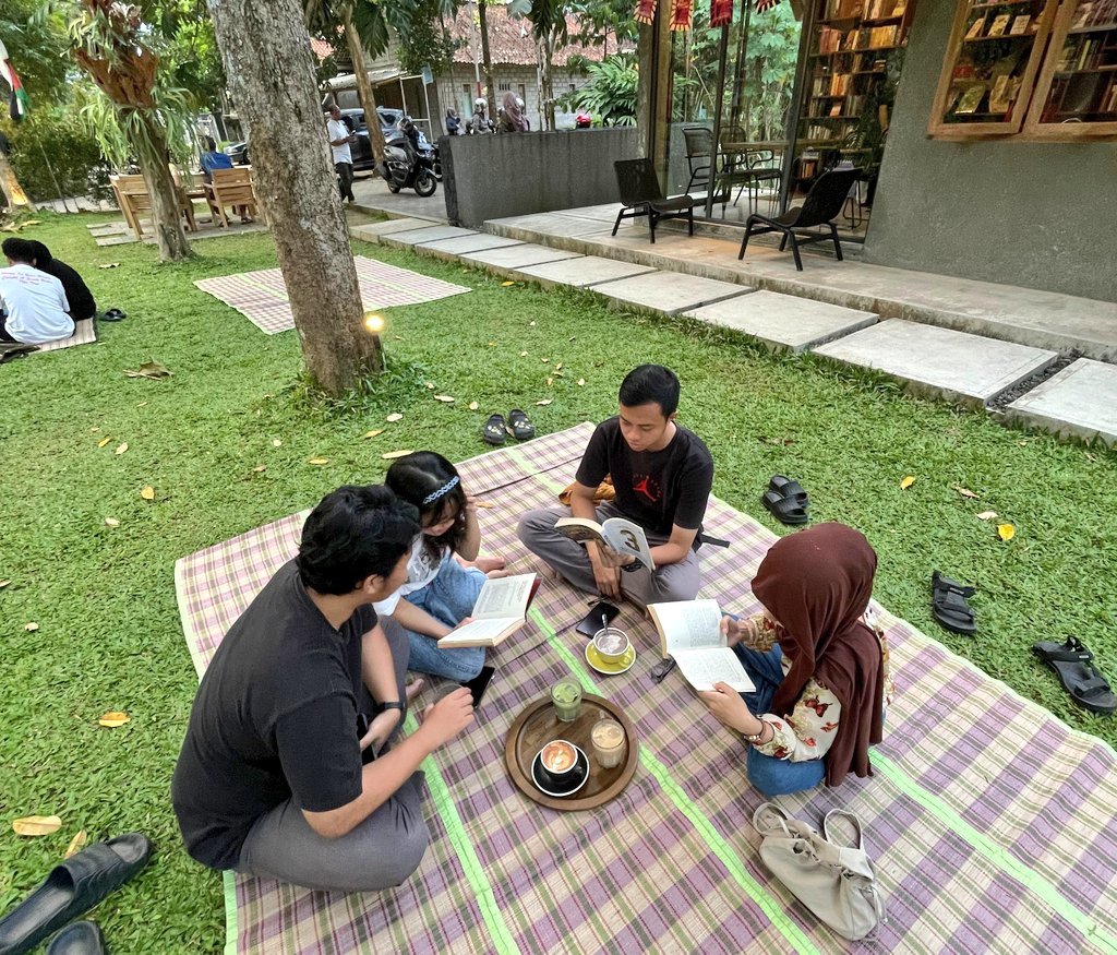 Suasana Baca di Melek Huruf.