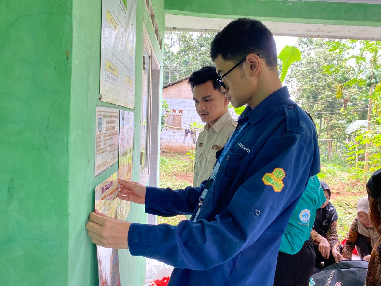 Poster edukasi mengenai gizi dan kesehatan anak dibagikan ke seluruh posyandu di Desa Gerendong
