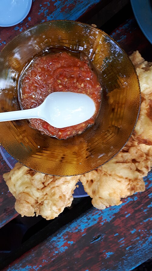 Pisang goreng goroho dan sambel roa | Foto oleh Tumanisme - Wkimedia