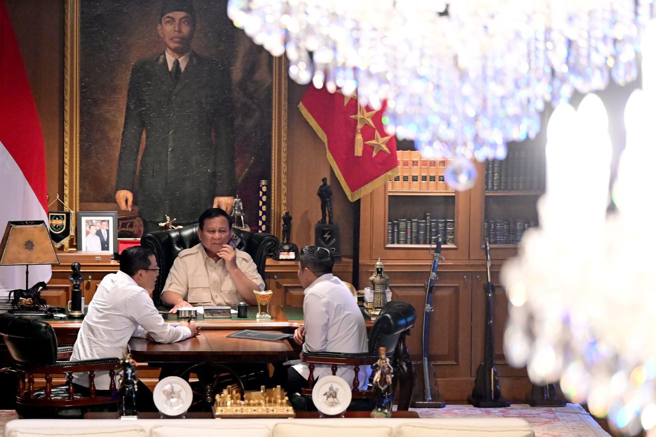 Presiden Prabowo saat menerima telepon dari Presiden Lee Jae Myung yang ingin dekat dengan Indonesia