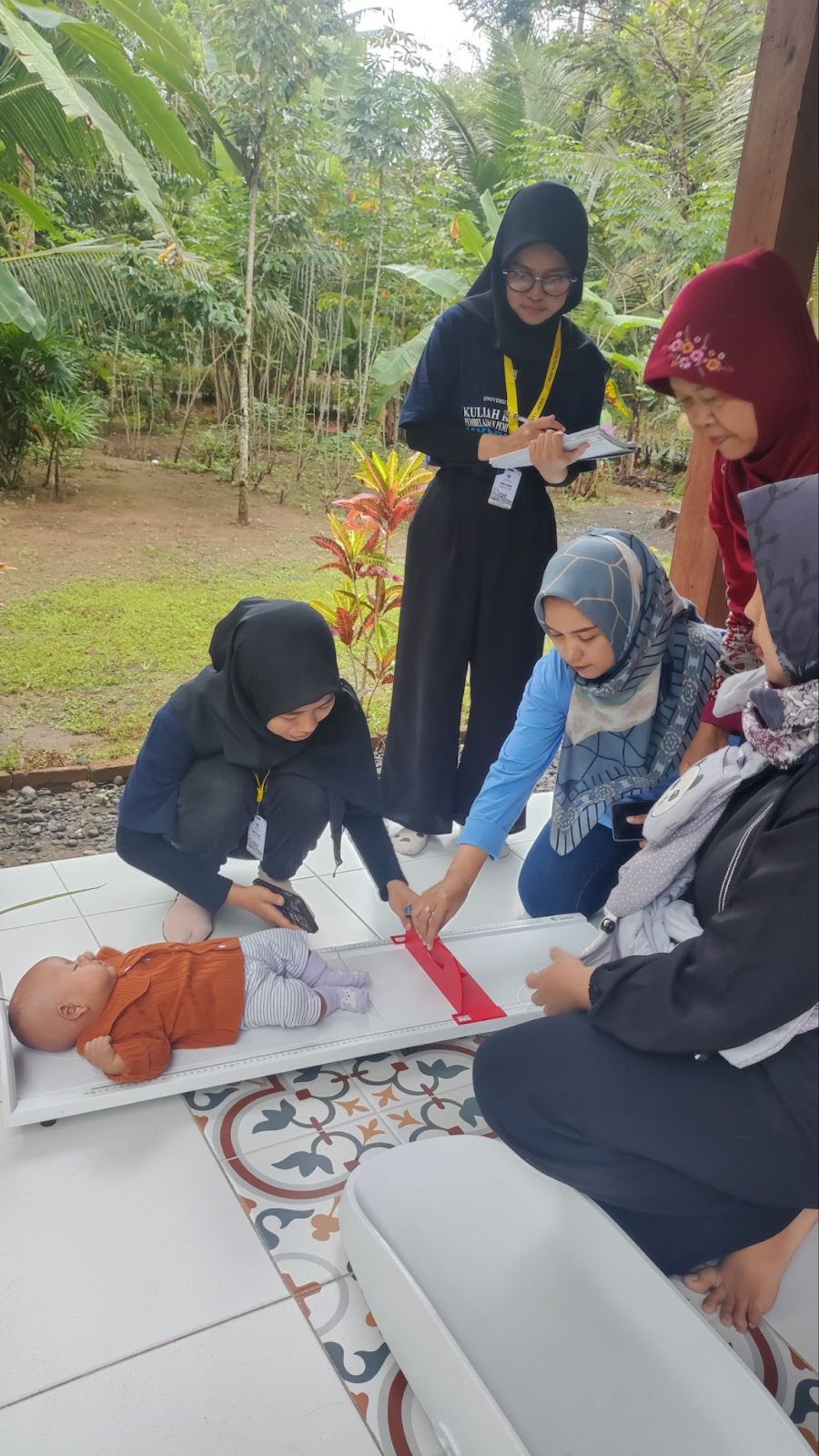 Gambar 2. Pengukuran Panjang Badan Balita (Sumber: Dokumentasi Tim KKN Lendah Melangkah 2025)