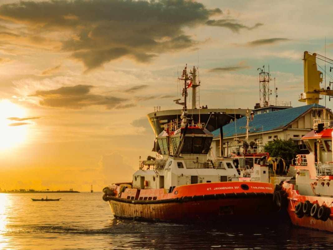 Kapal di Pelabuhan Makassar | Foto: Pexels | Defrino Maasy