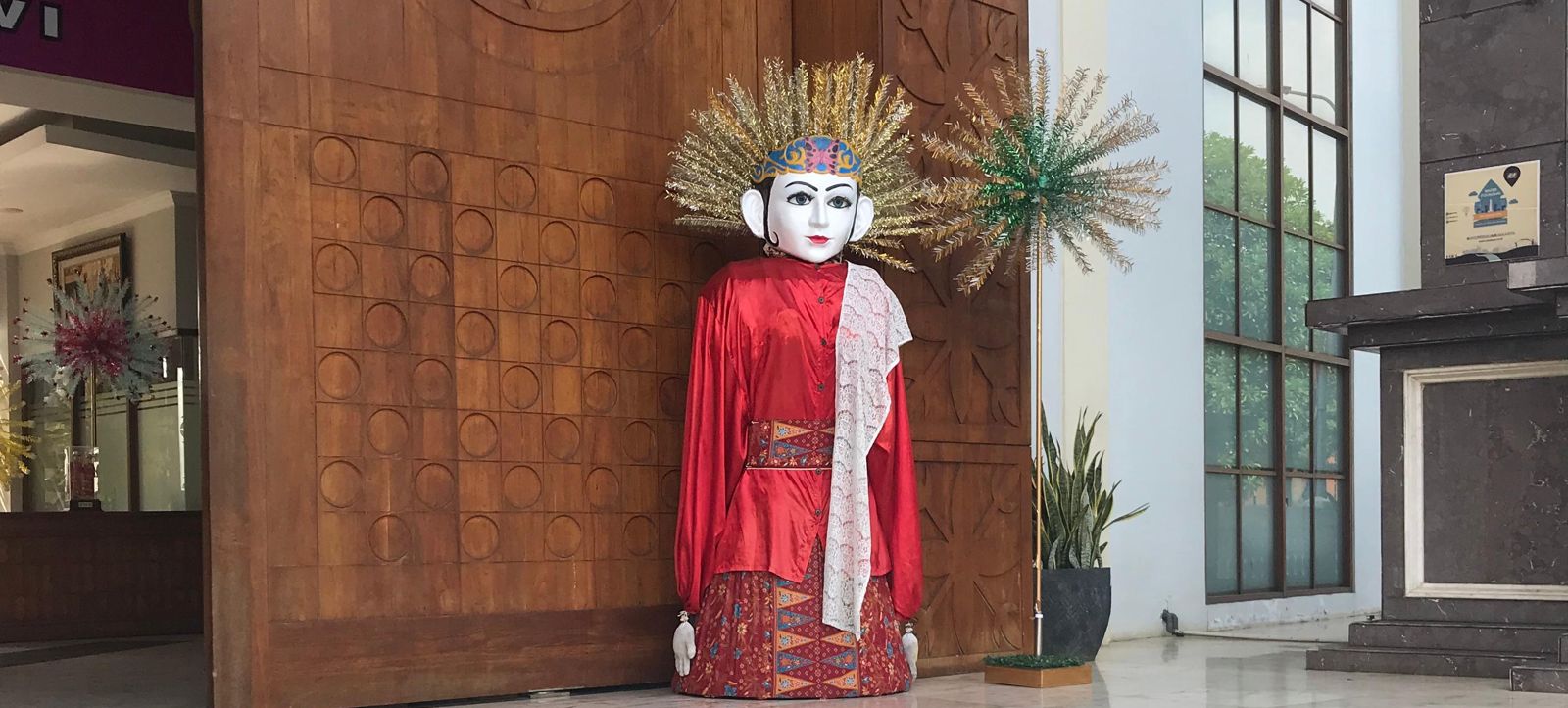 Ondel-ondel perempuan