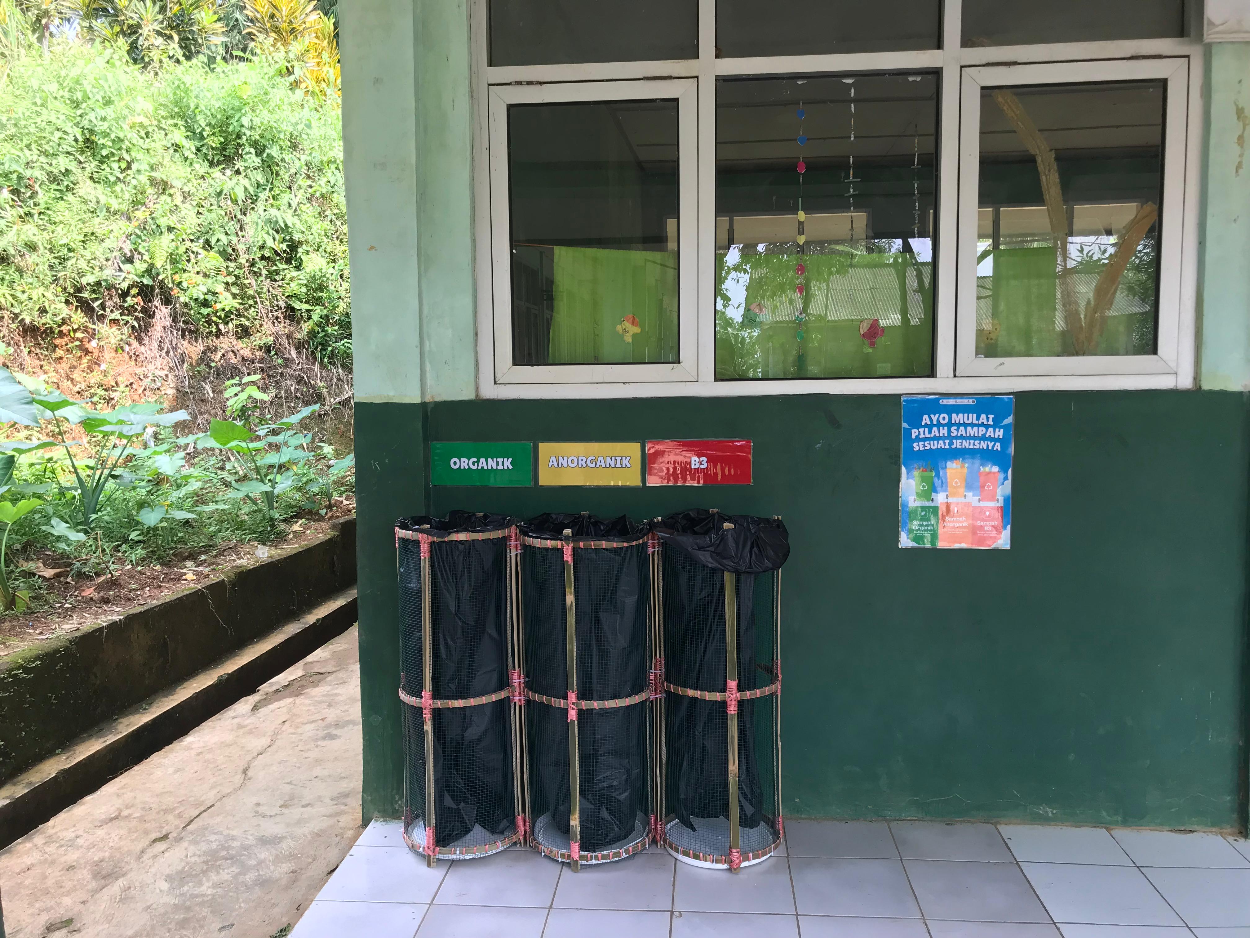 Pojok Pilah Sampah karya mahasiswa KKNT Inovasi IPB di SDN Karya Bakti