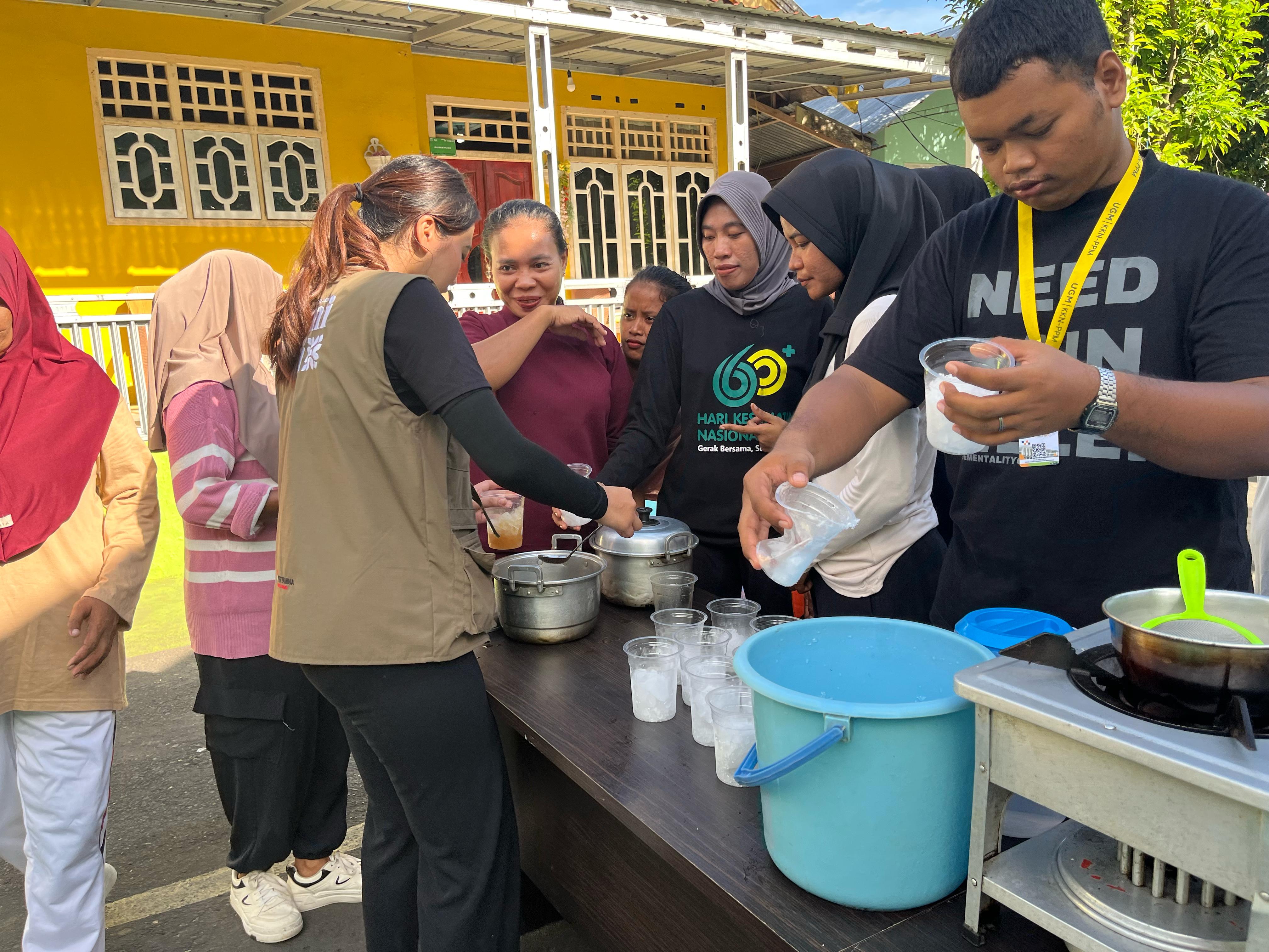 Antusiasme Masyarakat Mencoba Jamu