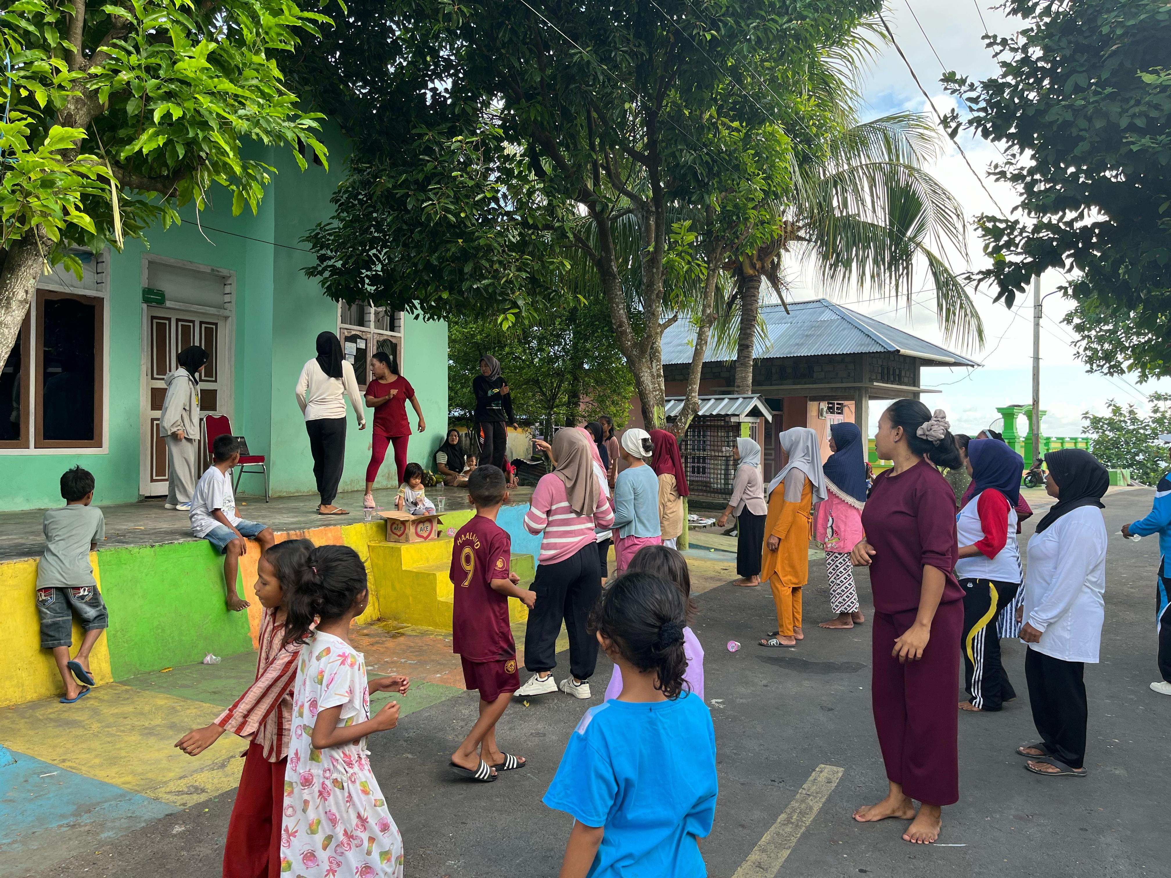 Masyarakat Mengikuti Senam