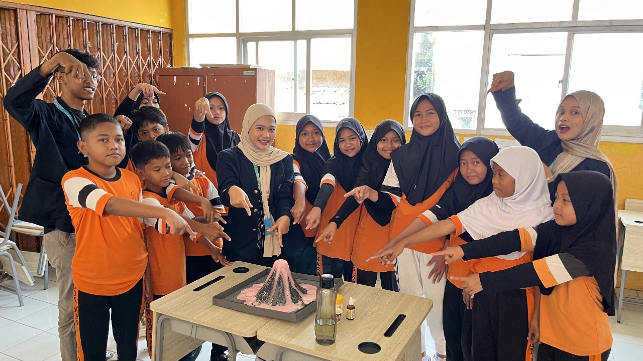 Mahasiswa KKNT Inovasi IPB melakukan eksperimen gunung meletus bersama siswa SDN Kracak 02