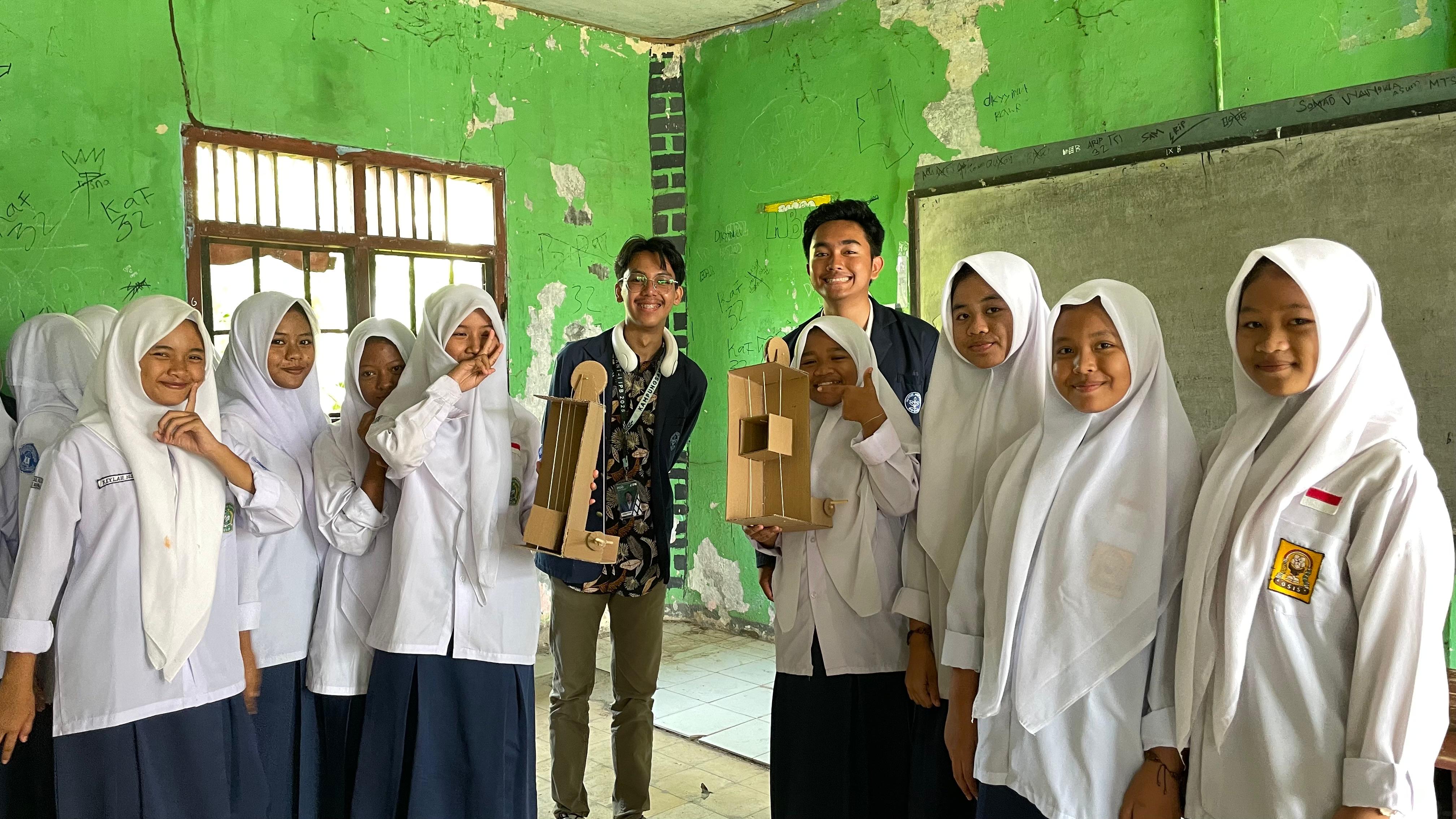 Kegiatan FunPhysics di MTsS Mursyidul Falah