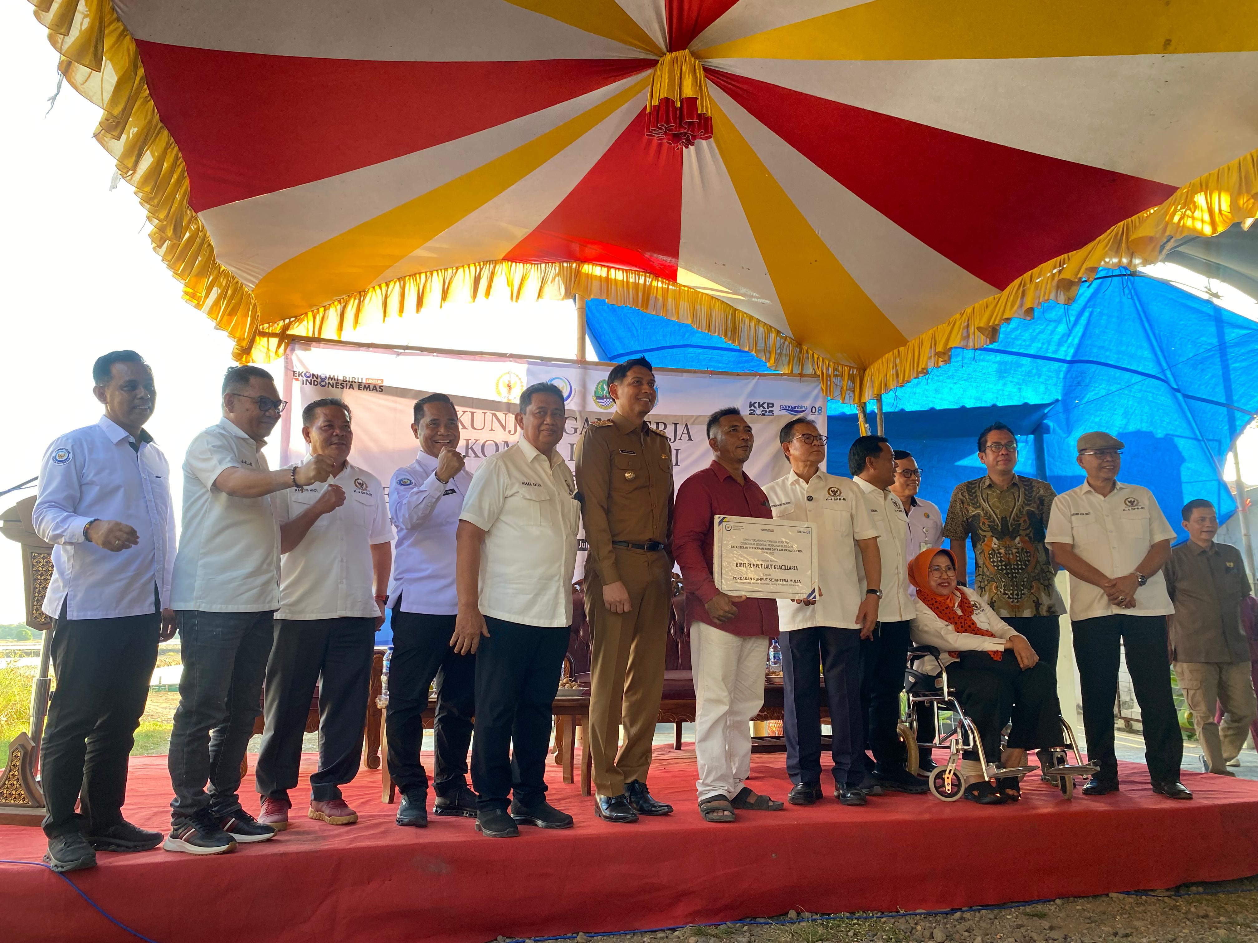 Penyerahan bantuan bibit rumput laut