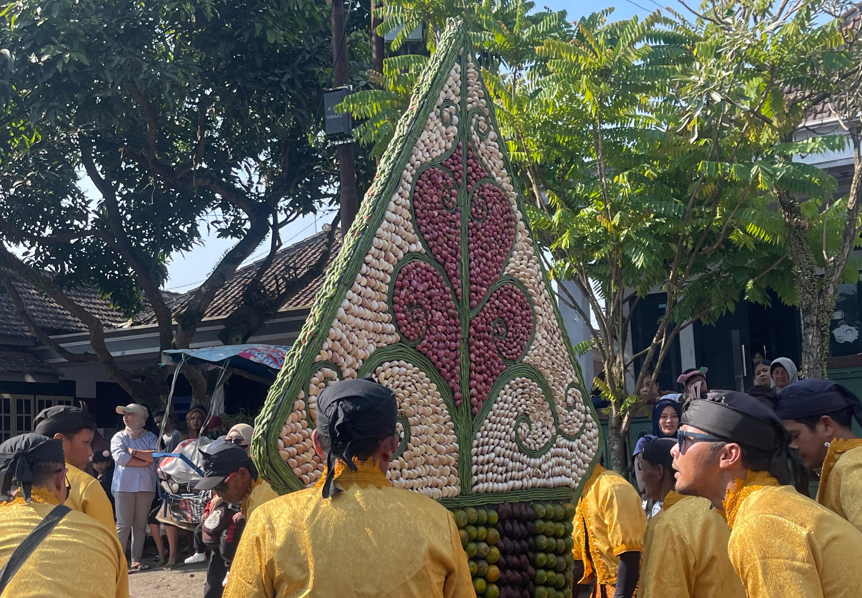 Salah Satu Gunungan Pawaan Krajani Dusun Bodehan Krajan | Foto: Dokumentasi Pribadi