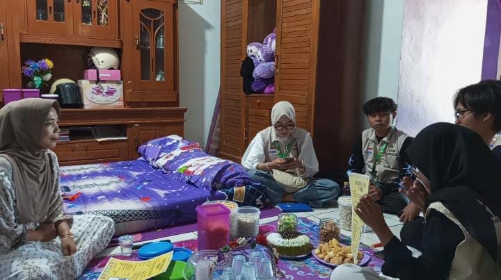 Mahasiswa KKN-T IPB University dan Universitas Suryakancana sedang melakukan sosialiasi mengenai digitaliasi dan pendampingan UMKM