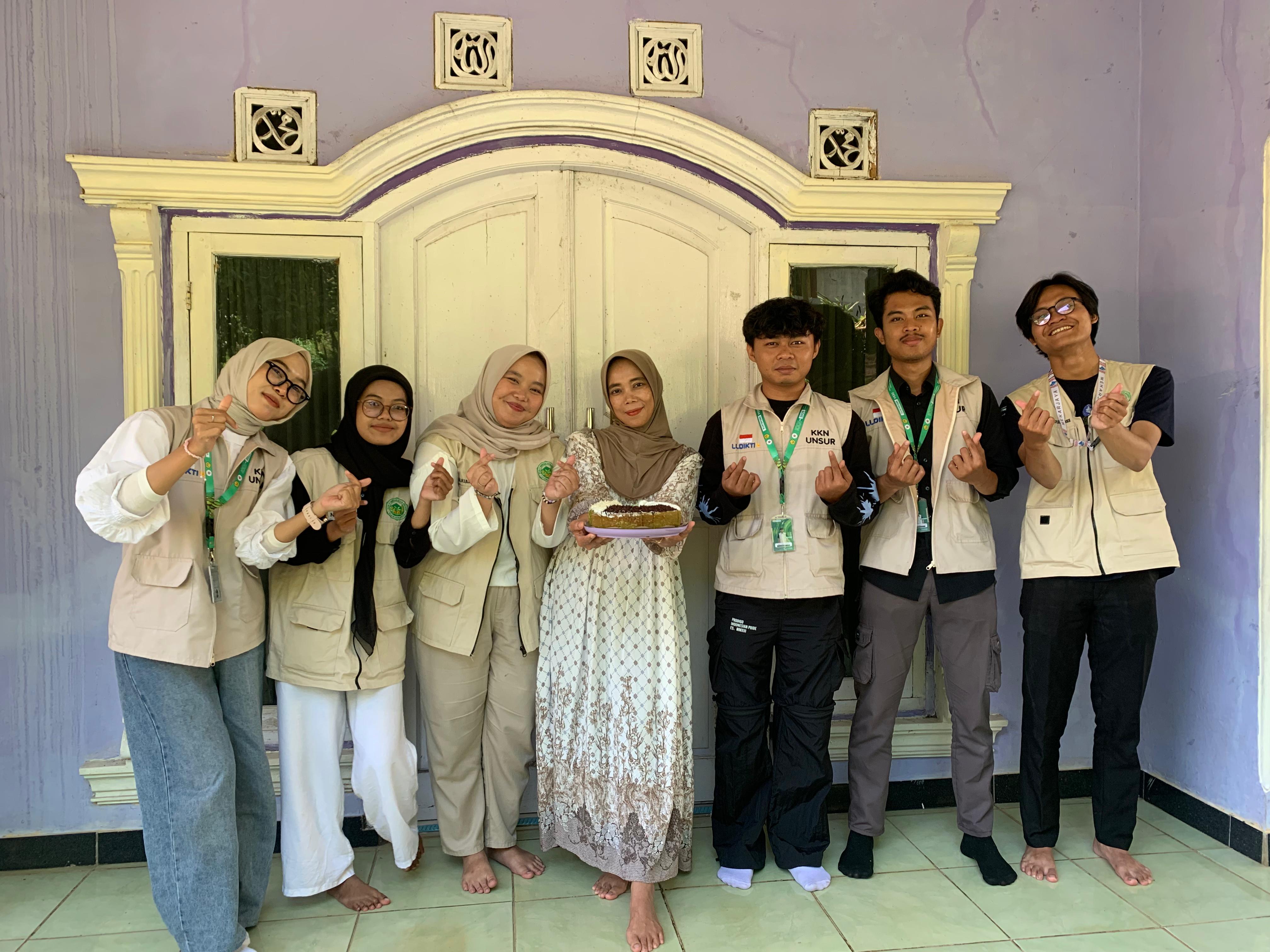 Mahasiswa KKN-T IPB University dan Universitas Suryakancana sedang melakukan sosialiasi mengenai digitaliasi dan pendampingan UMKM