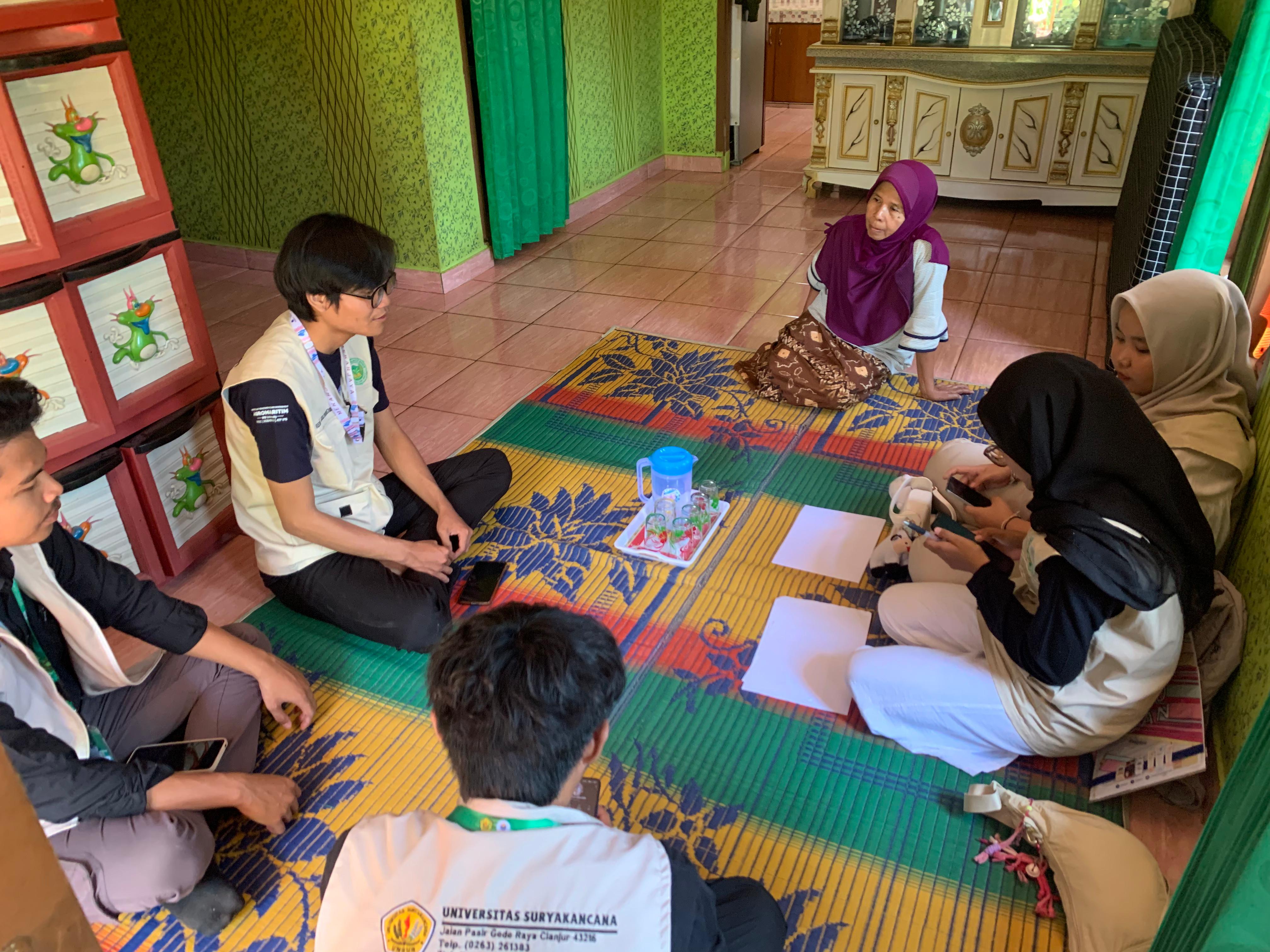 Mahasiswa KKN-T IPB University dan Universitas Suryakancana sedang melakukan sosialiasi mengenai digitaliasi dan pendampingan UMKM