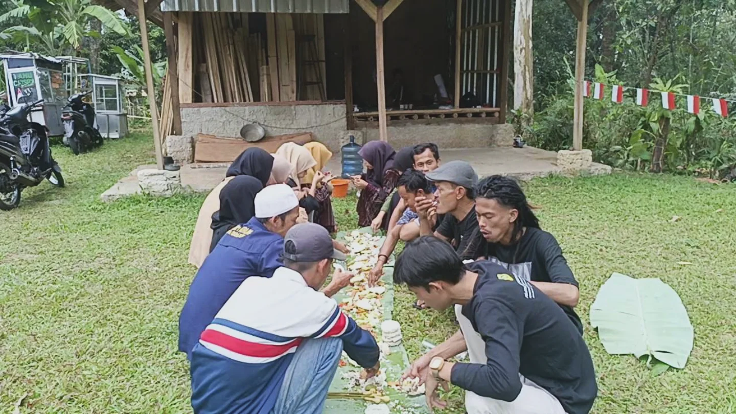 Kegiatan ngaliwet bareng atau makan bersama dengan alas daun pisang | sumbersumber: Dok. Pribadi Belgi Alhuda