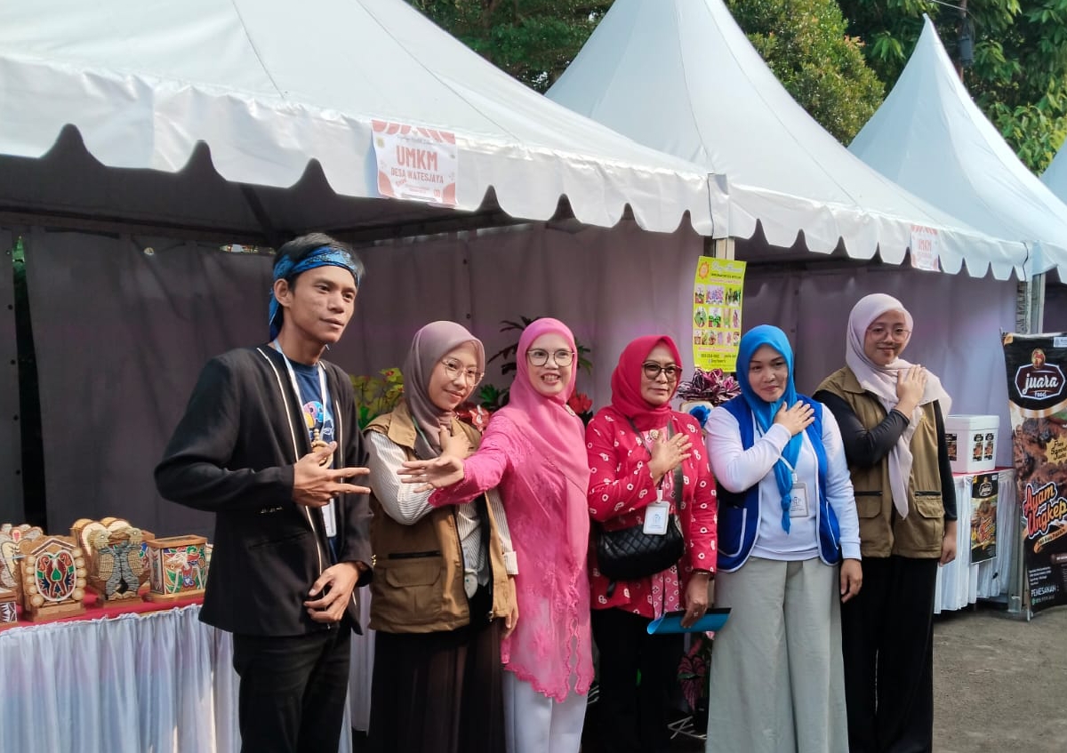 Para peserta pameran di Kecamatan Cigombong pada saaat sesi foto bersama di depan stan | Sumber foto: Dok. Pribadi Belgi Alhuda