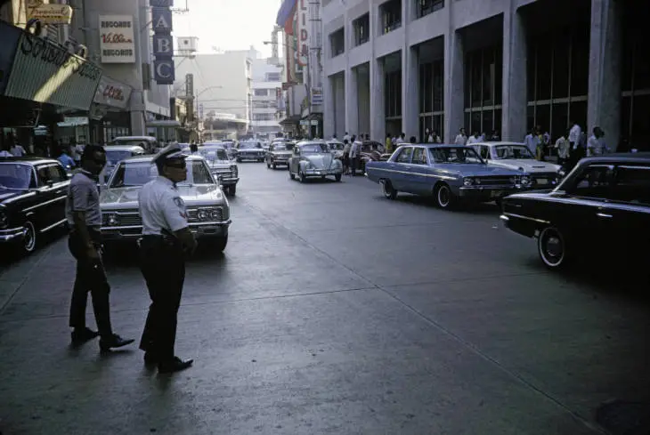 Aktifitas pagi di Escolta Street di Manila (foto diambil kira-kira 1959-1961). Sumber: American Geographical Society Library, University of Wisconsin-Milwaukee Libraries.