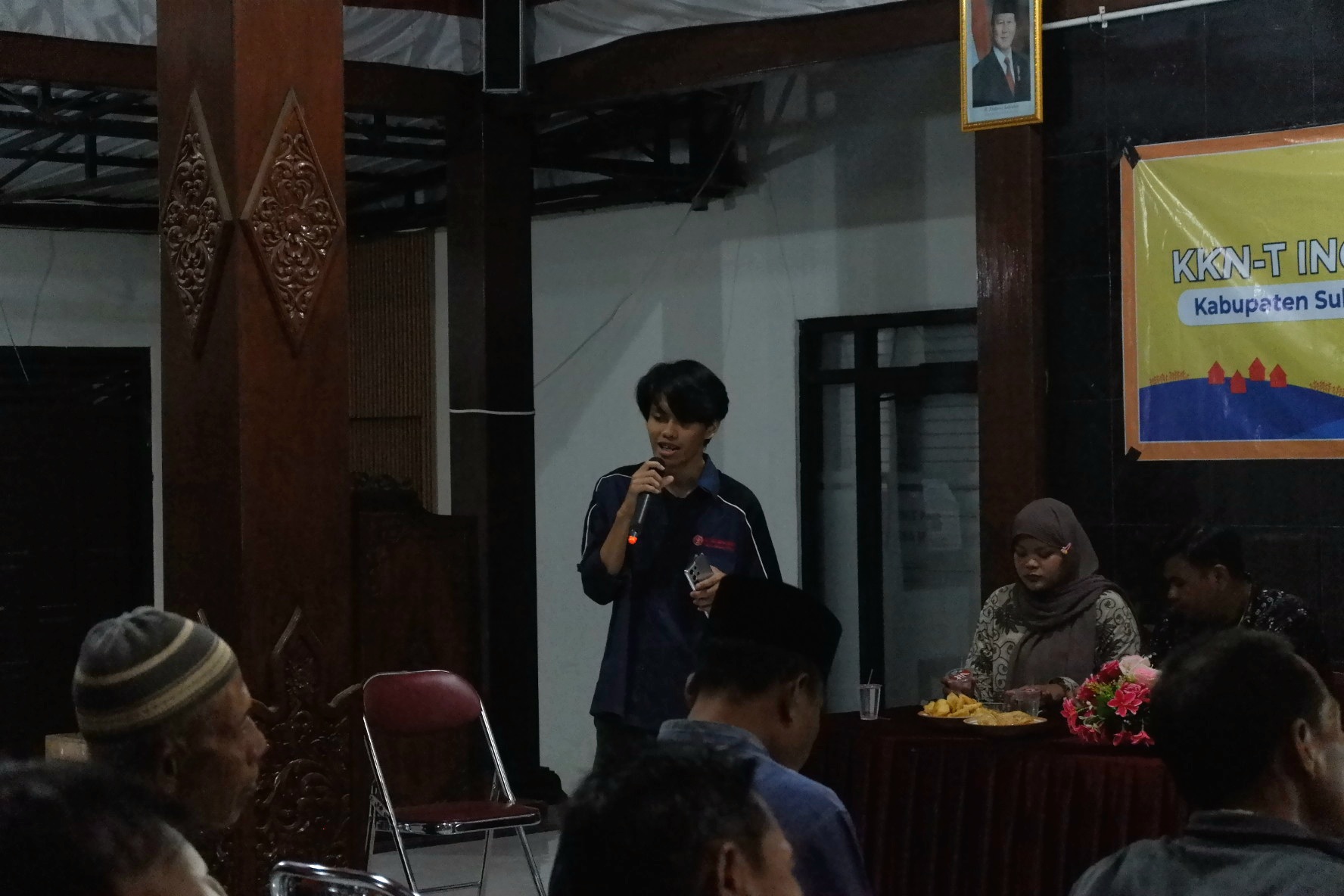 Mahasiswa KKN IPB menyampaikan sosialisasi terkait metode penanaman SRI kepada petani di Desa Manisharjo | Sumber: Dokumentasi Pribadi
