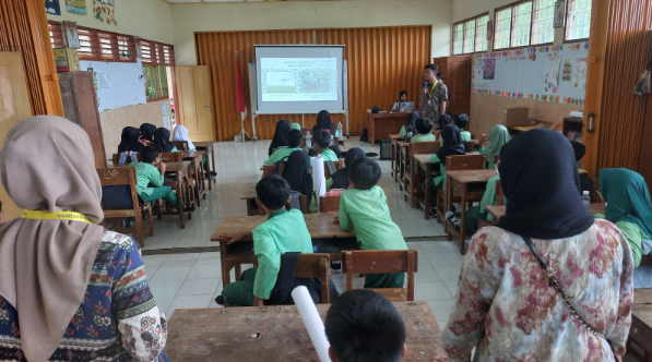 Penyampaian materi tentang penerapan AI dalam dunia pertanian, salah satunya melalui pengenalan alat pertanian modern seperti traktor (sumber: dokumen pribadi)