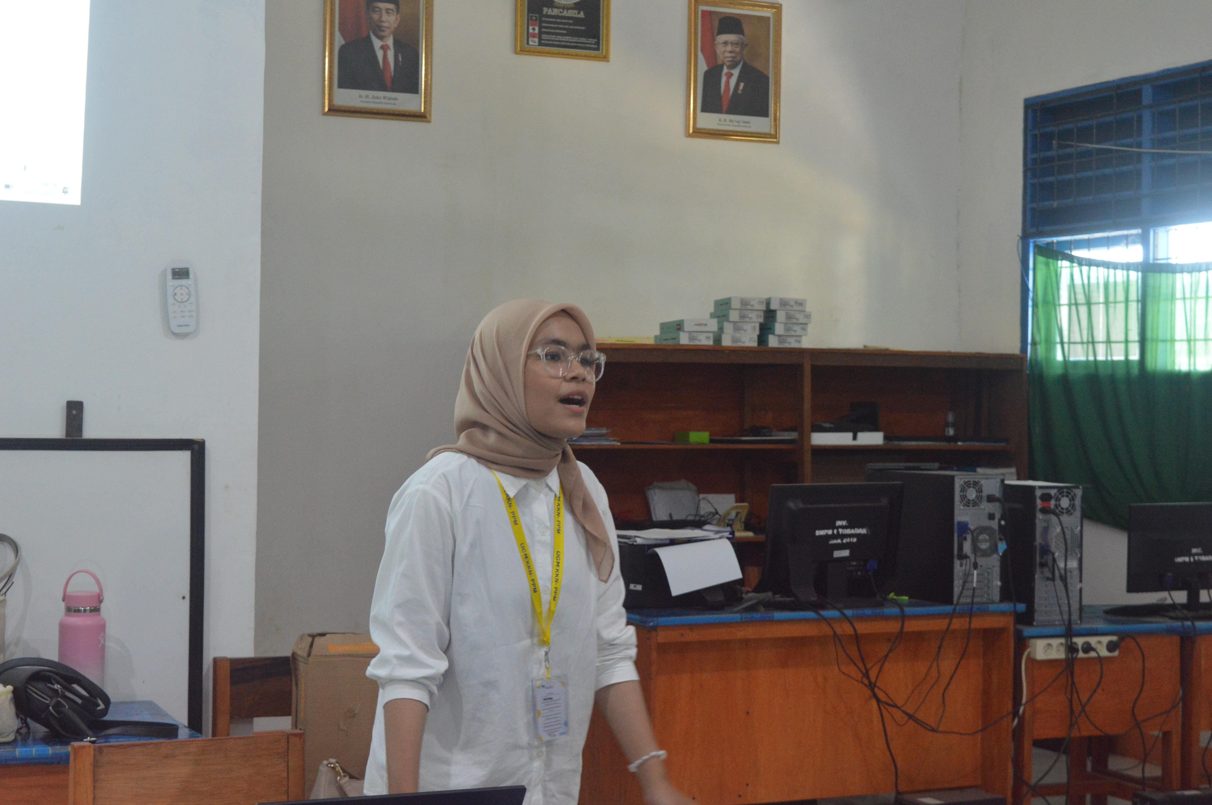 Digipro: Tanamkan Literasi Digital, Mahasiswa UGM Bekali Siswa SMPN 1 Tobadak Pelatihan TIK
