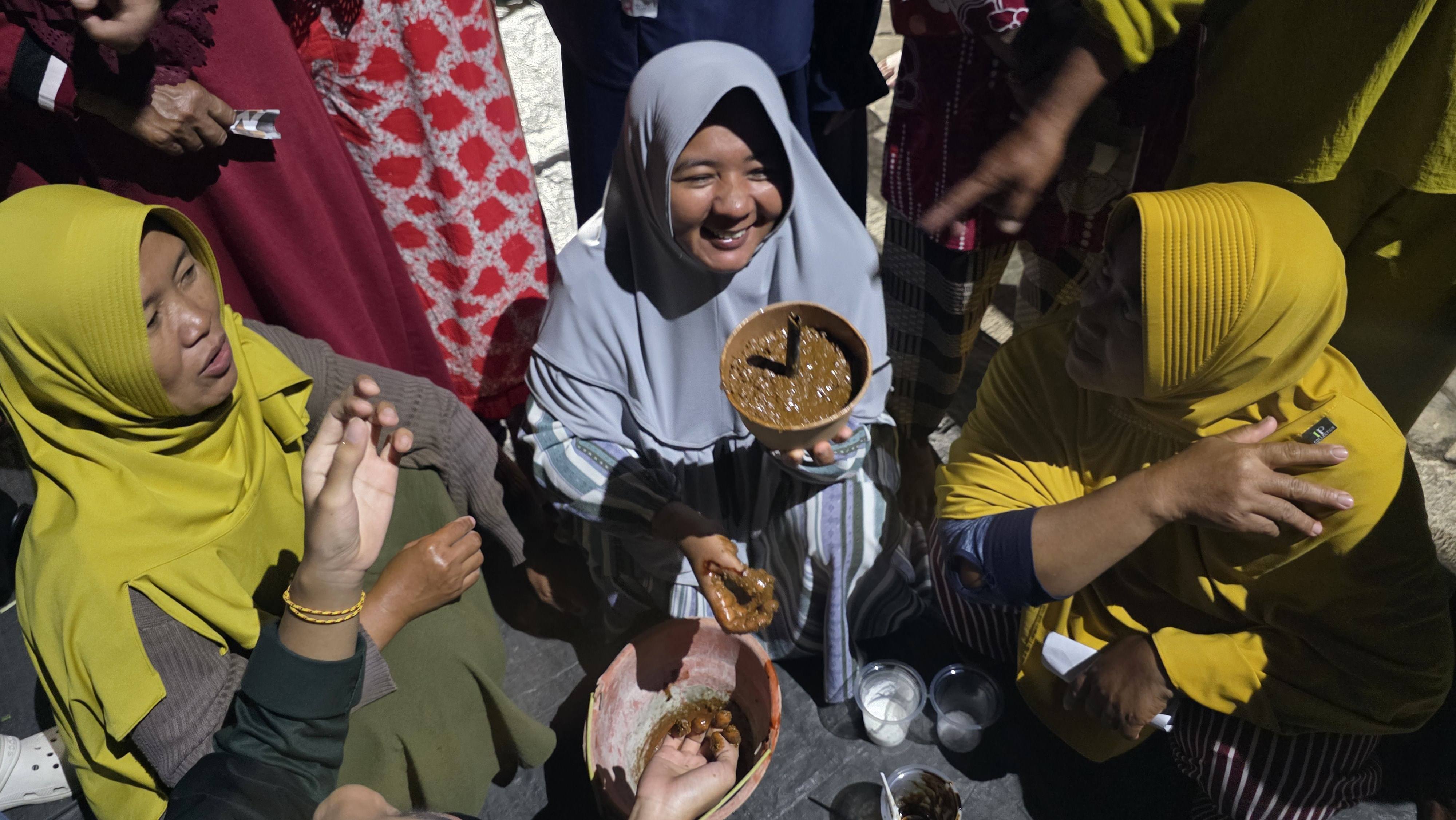 Antusiasme Warga dalam Membuat Mineral Blok | Dokumentasi pribadi