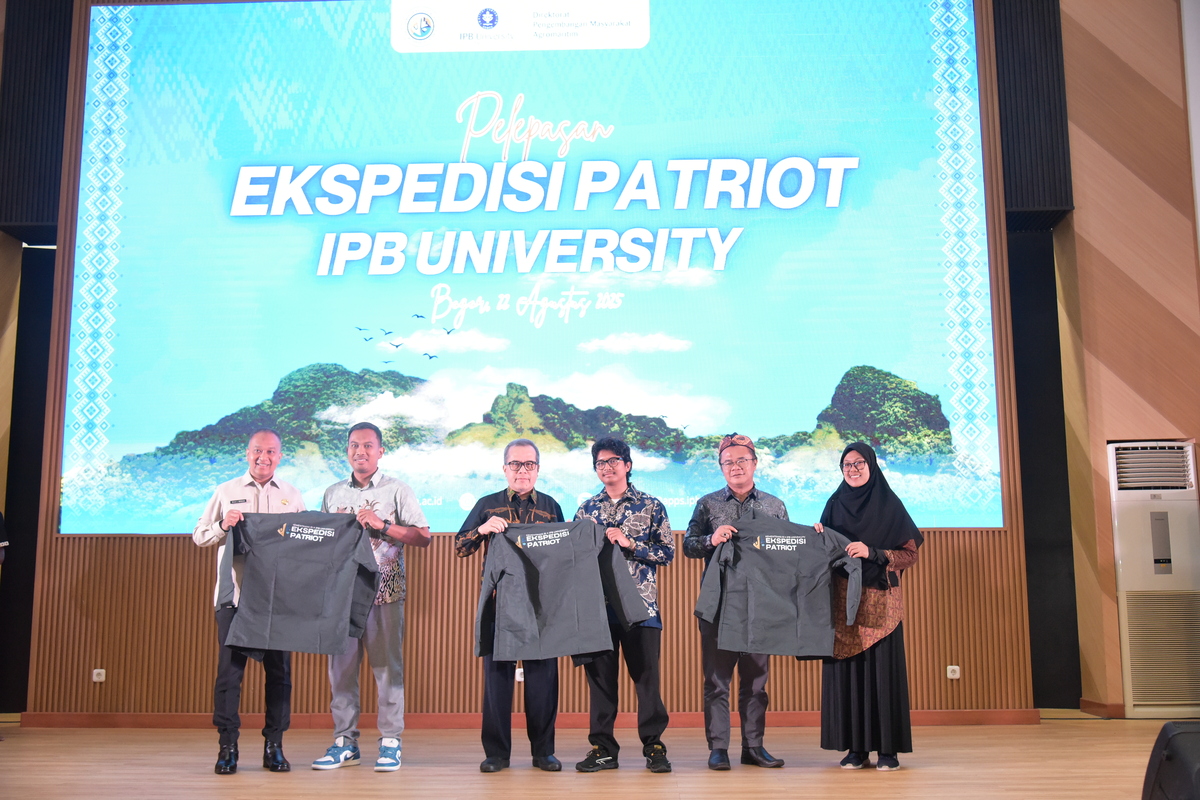Simbolis pelepasan Tim Ekspedisi Patriot IPB