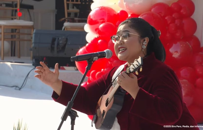 Endah Laras Membawakan Lagu 