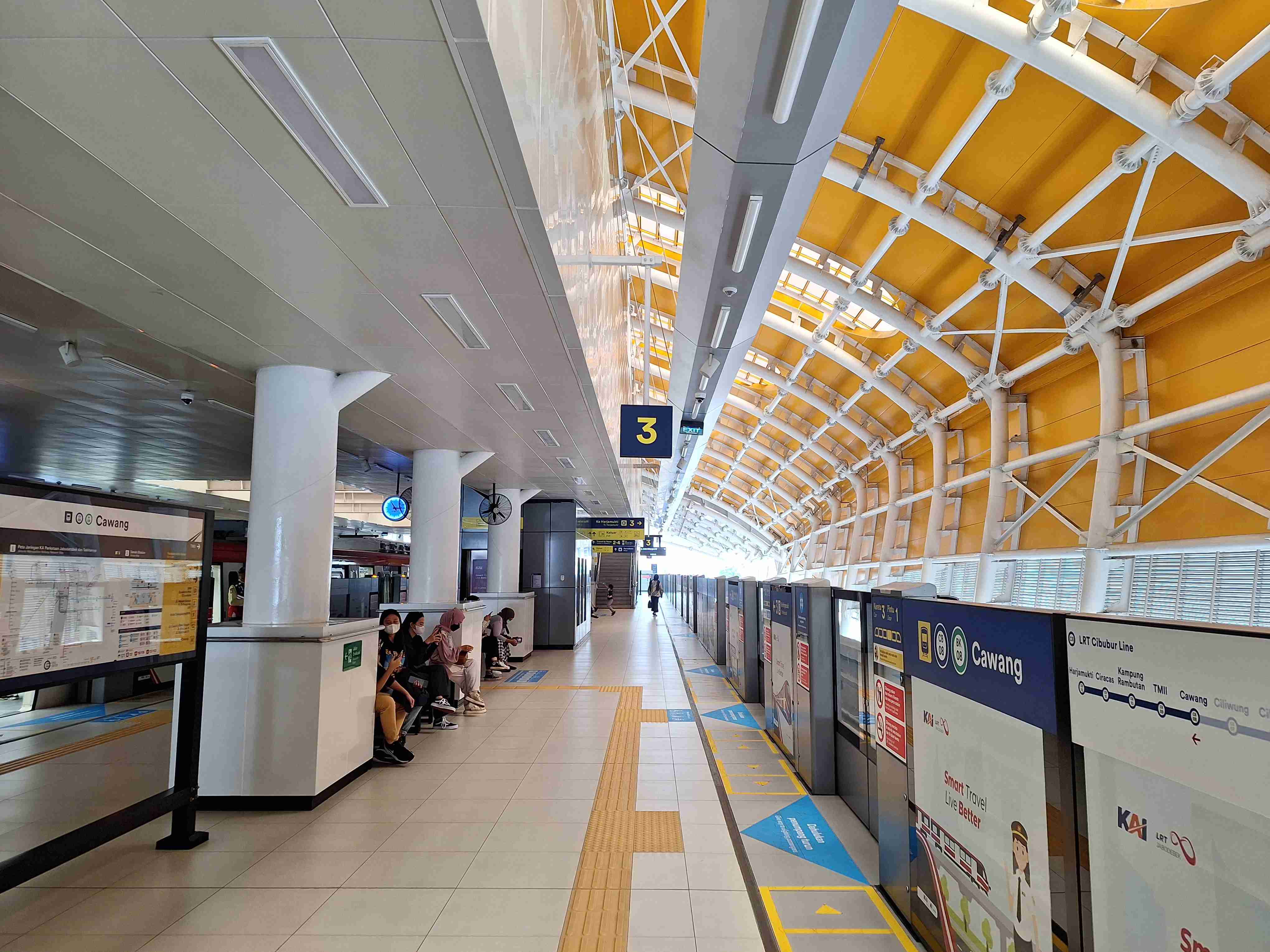 Stasiun LRT cawang yang berwarna kuning | Wikipedia
