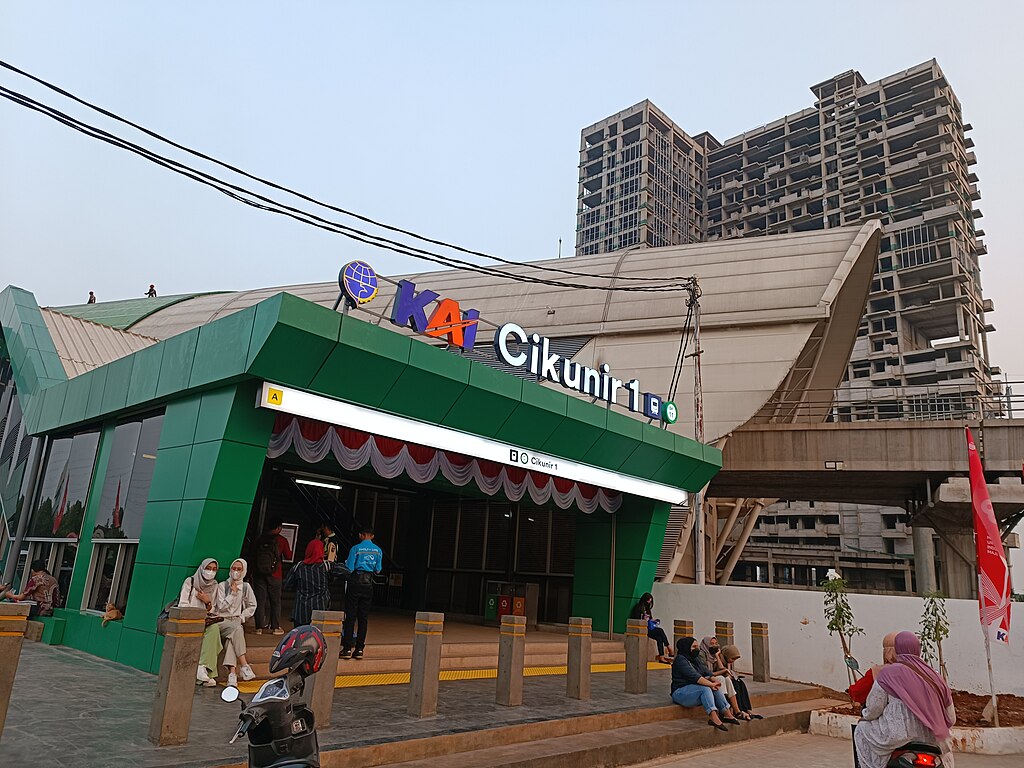 Stasiun LRT Cikunir yang berwarna hijau | Wikipedia