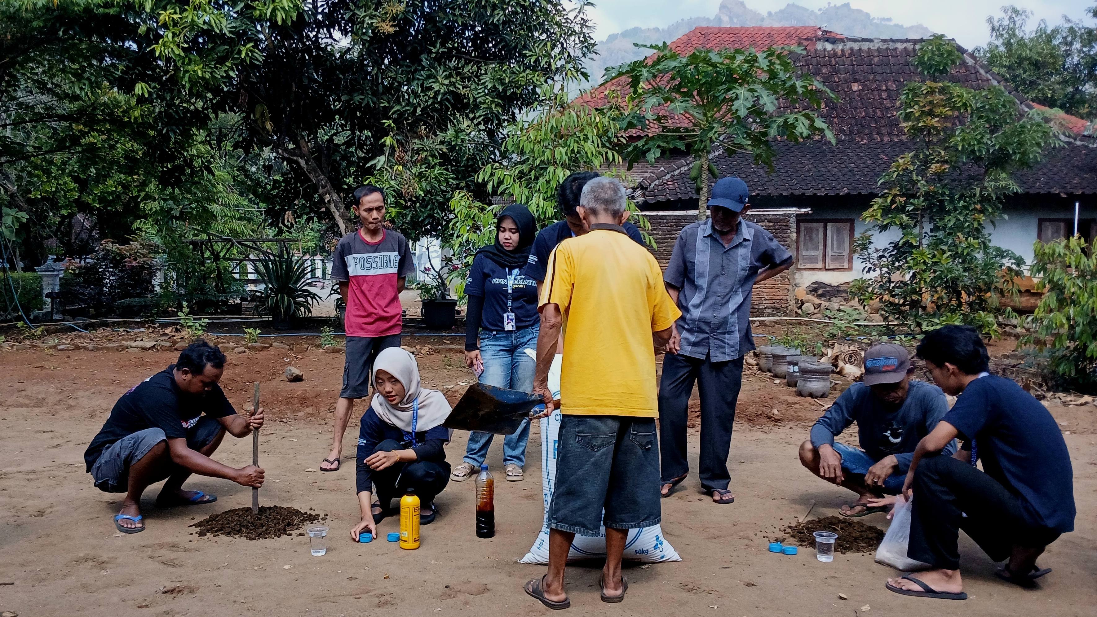 Demonstrasi Pupuk Bokashi Dipimpin oleh Aninda | Dokumentasi pribadi
