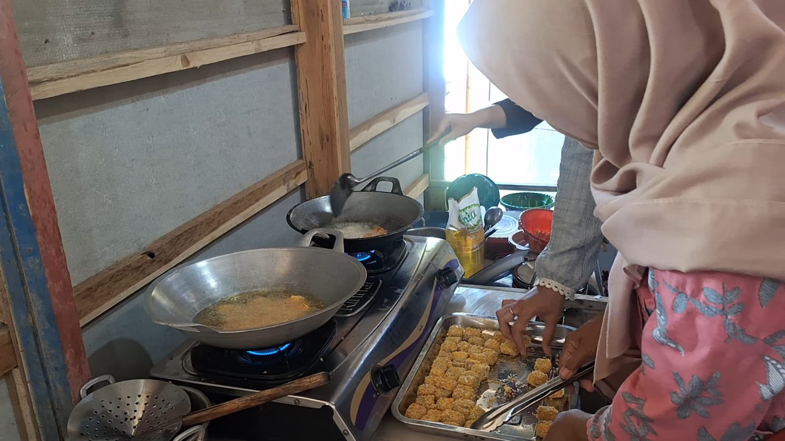 Proses penggorengan pisang nugget pada workshop Kemiri Berdaya KKNT IPB University (11/7/2025) | Dokumentasi Pribadi