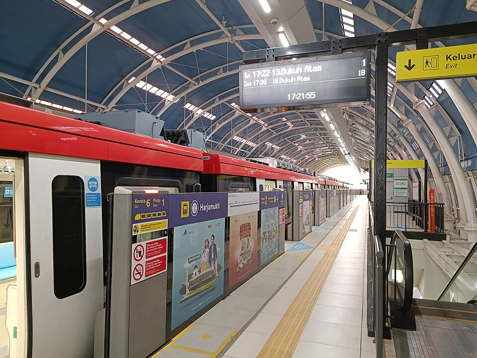 Stasiun LRT Harjamukti yang berwarna biru | Wikipedia