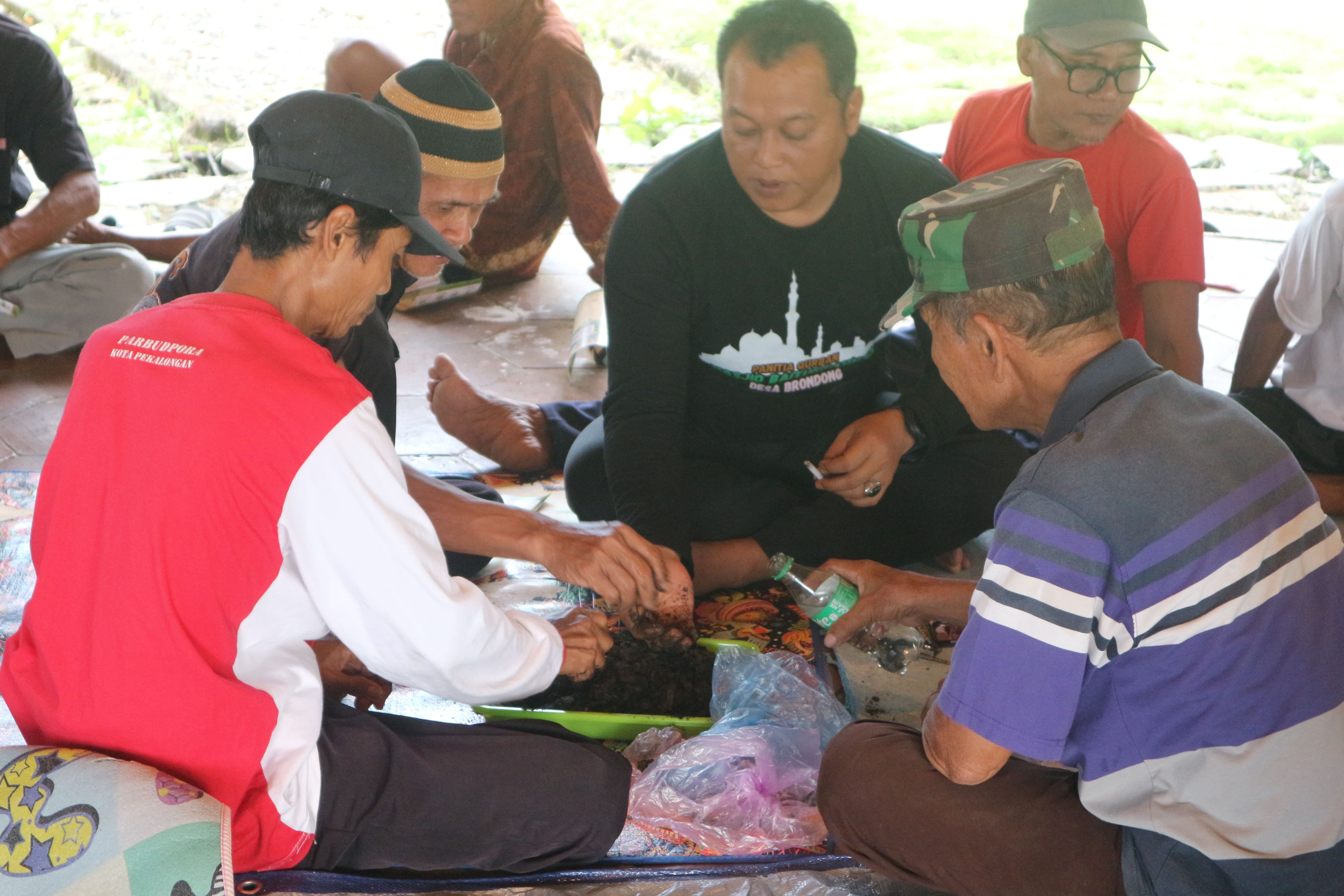  Sesi praktik langsung Teknik Semai Kering untuk memastikan para petani memahami metode baru tersebut. | Foto: Dokumentasi KKN-T IPB Brondong. 