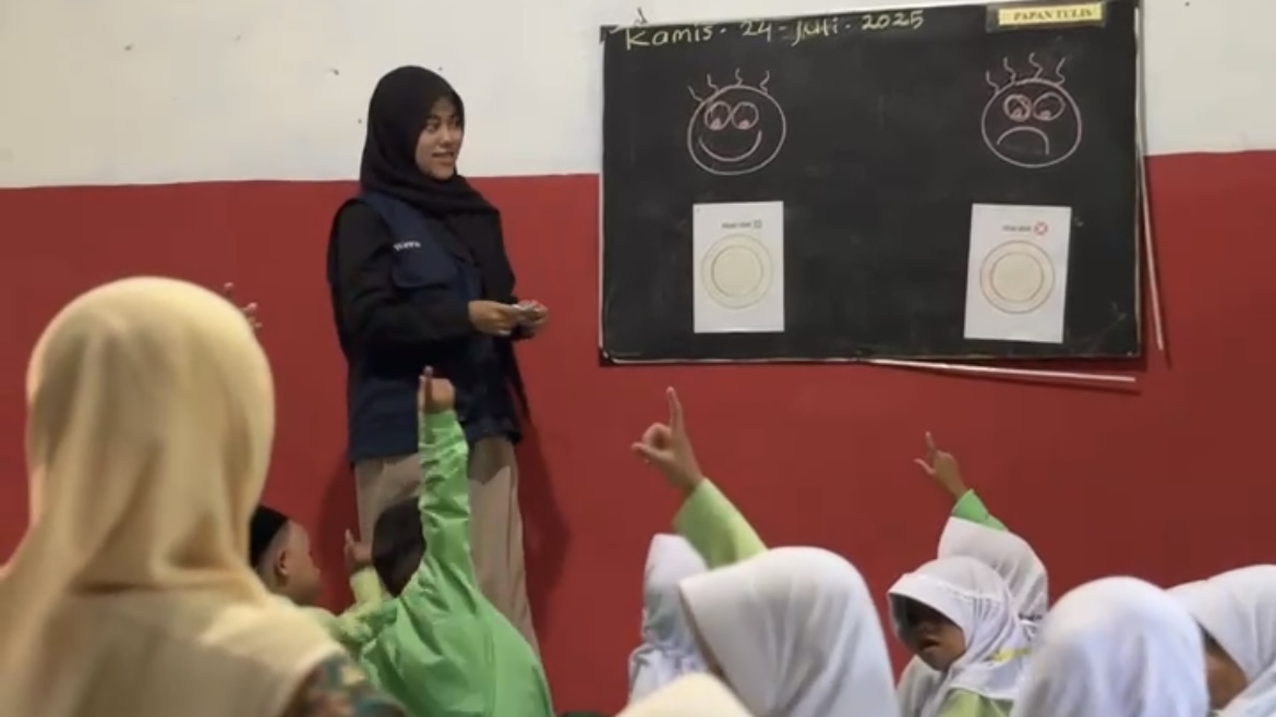 Siswa-siswi RAM NU Rowolaku antusias mengangkat tangan untuk ikut permainan Isi Piringku