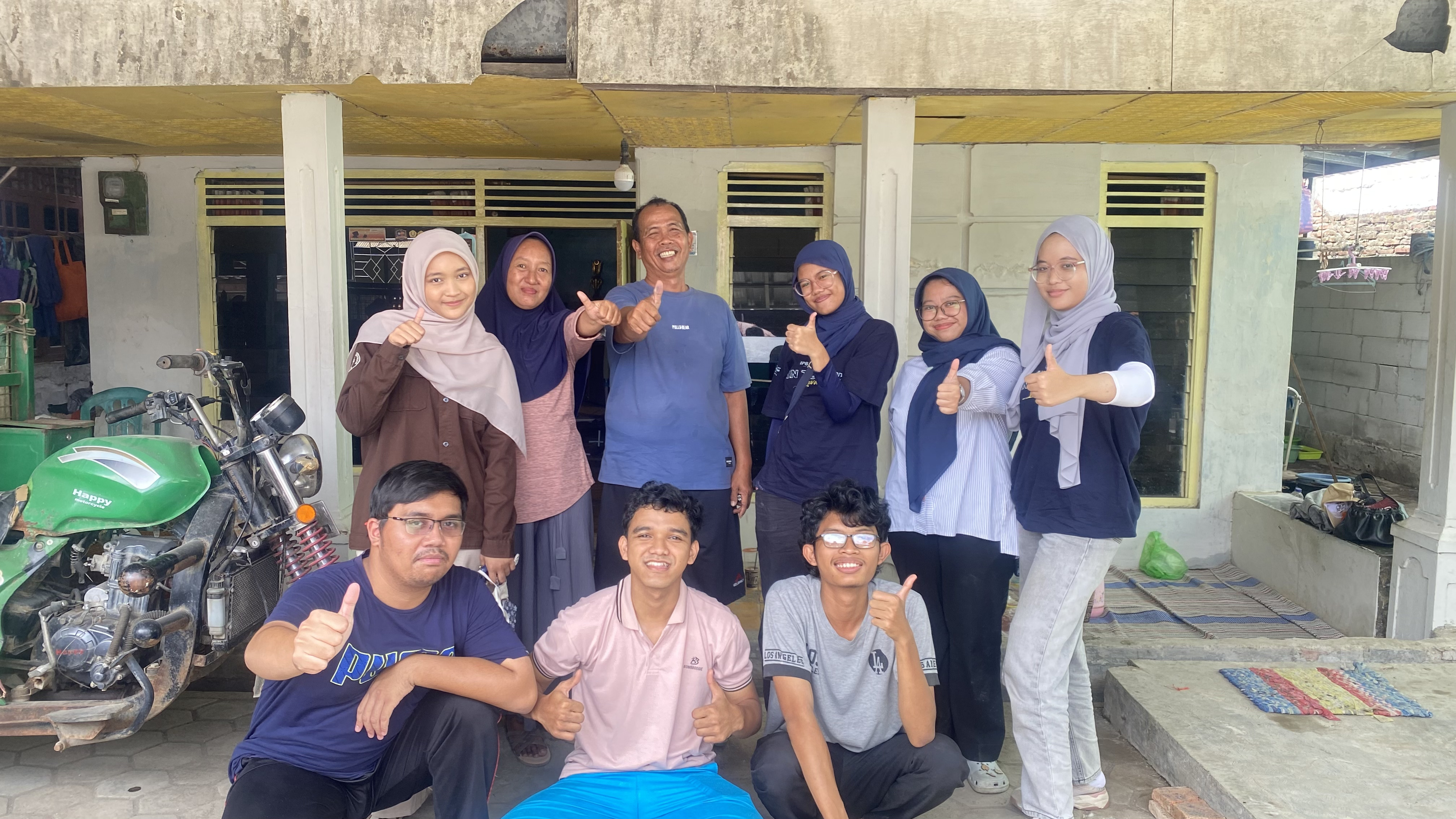 Mahasiswa KKN IPB Bersama Pak Bambang dan Istrinya Setelah Membangun Kandang Maggot© Dokumentasi Pribadi