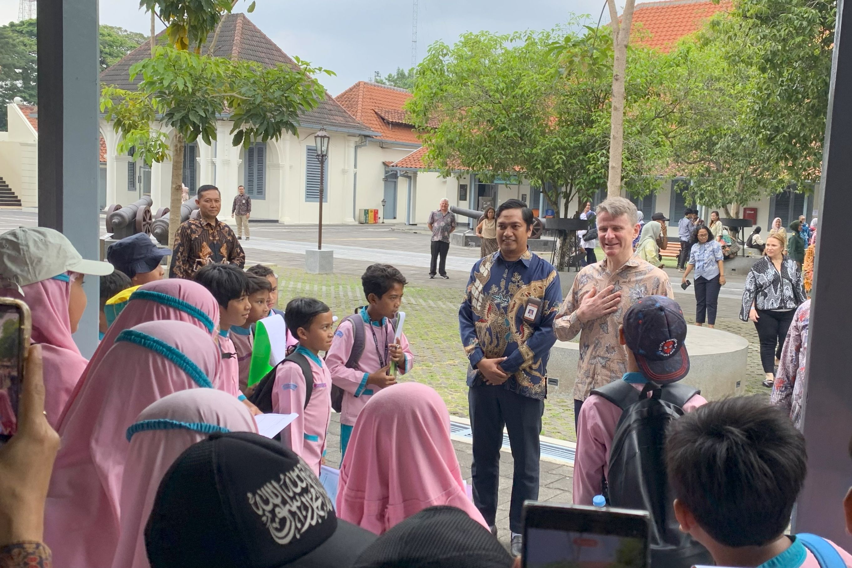Duta Besar Australia untuk Indonesia Rod Brazier menyapa siswa sekolah dasar di Museum Benteng Vredeburg, Selasa (12/08) | Foto: GNFI/Pierre Rainer