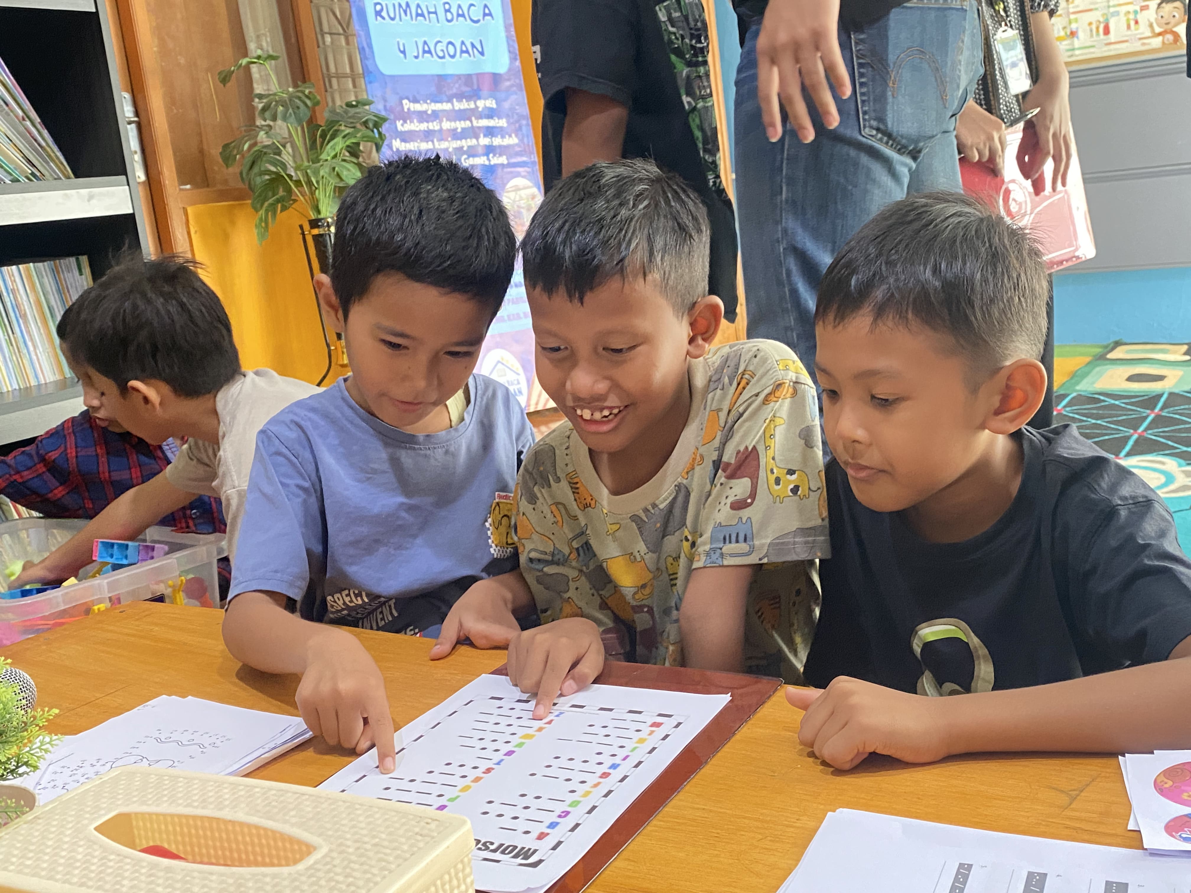 Anak-anak tampak antusias memecahkan soal kode morse sebagai bagian dari kegiatan Literasi Numerasi Gembira, yang mengajarkan logika dan pemecahan masalah dengan cara menyenangkan.