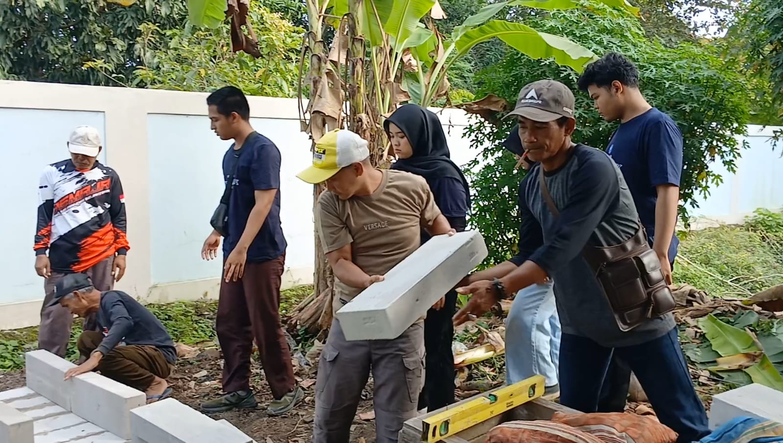 Semangat gotong royong mewarnai pembangunan insinerator sederhana oleh mahasiswa KKN-T IPB dan warga Desa Margahayu.