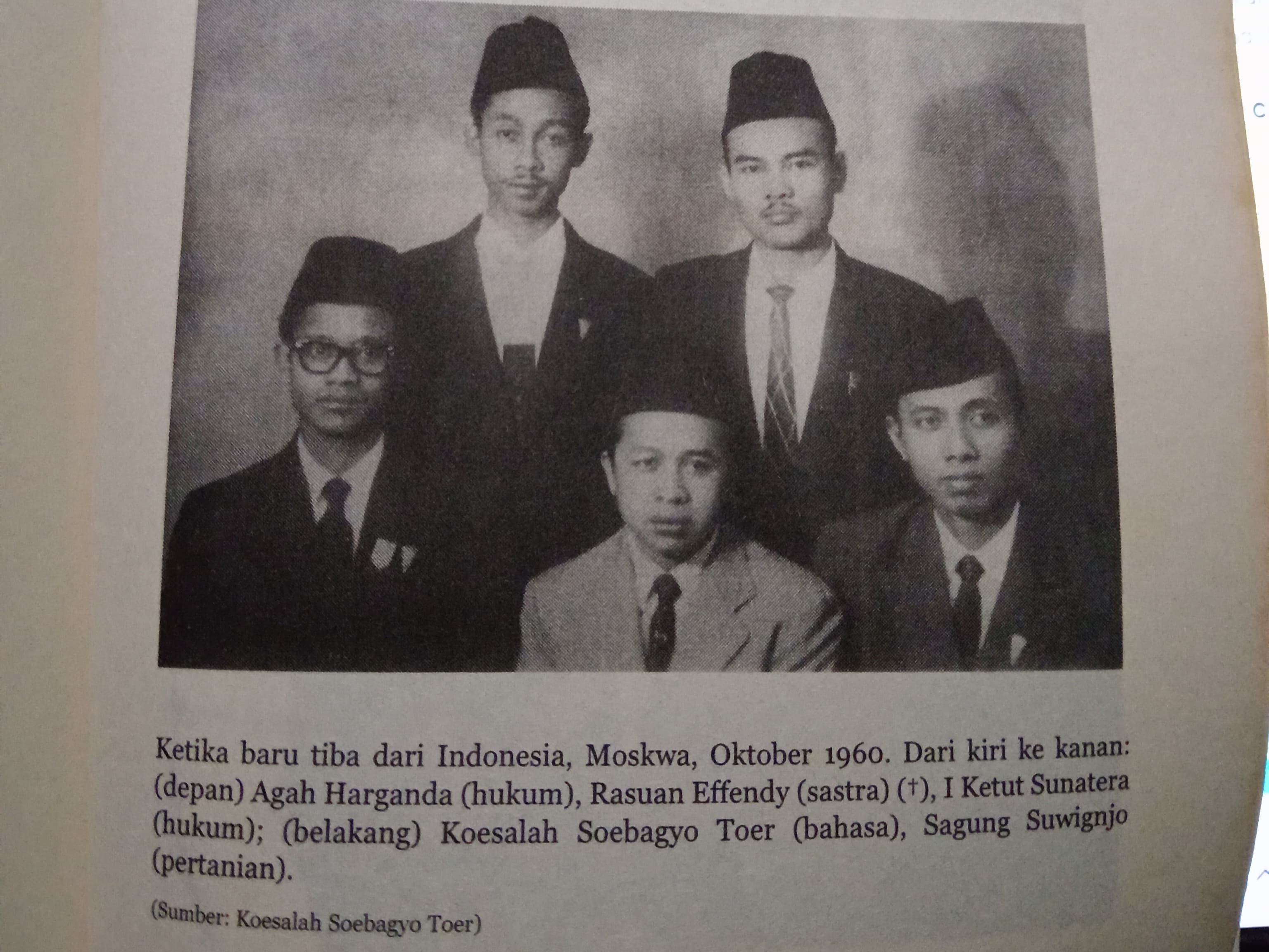 Foto Koesalah Toer bersama teman-teman kuliah| Foto: Dokumentasi Koesalah Soebagyo Toer di buku Kampus Kabelnaya