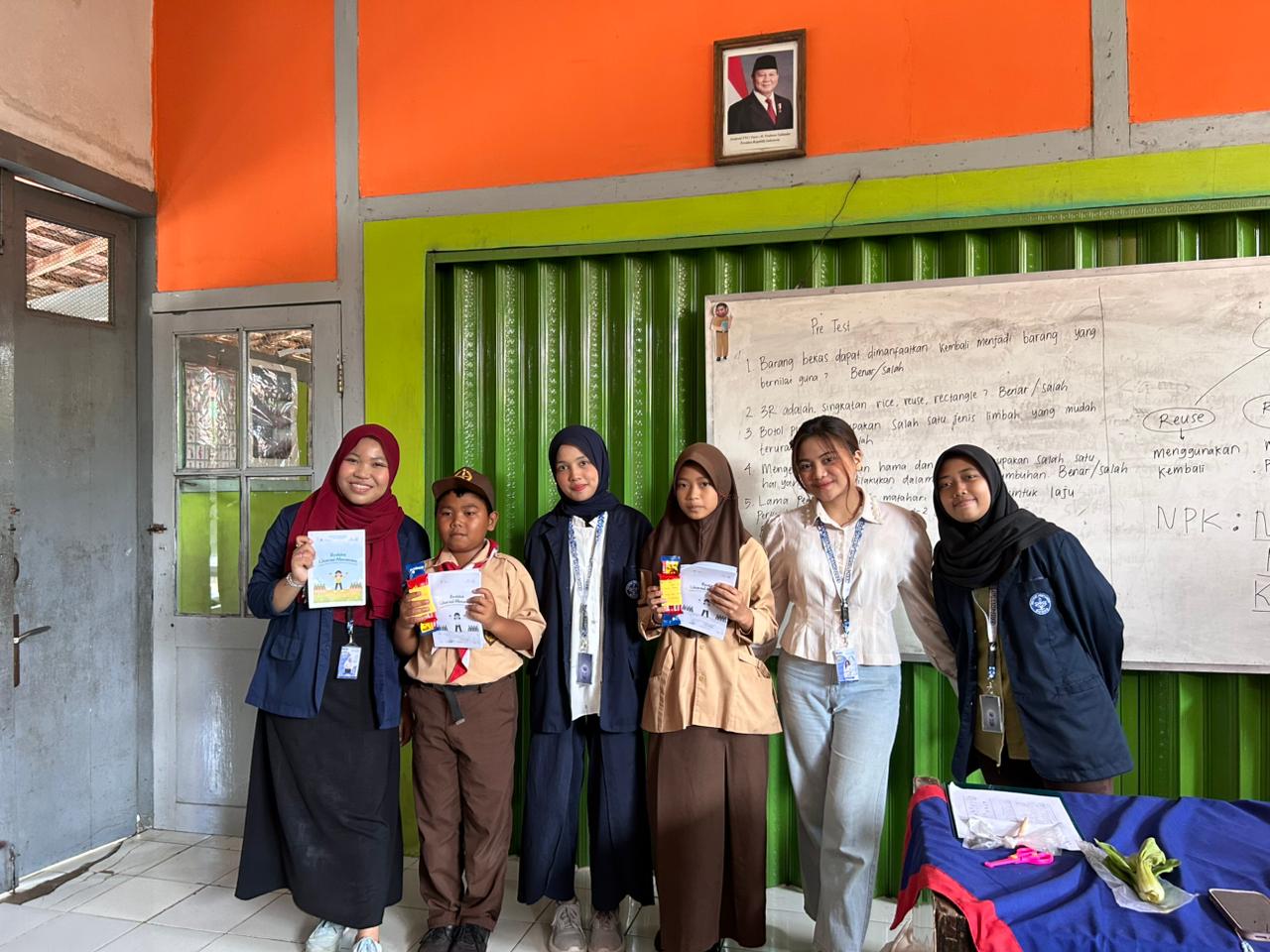 Pemberian Hadiah Kepada Siswa | Sumber: Dokumentasi Pribadi
