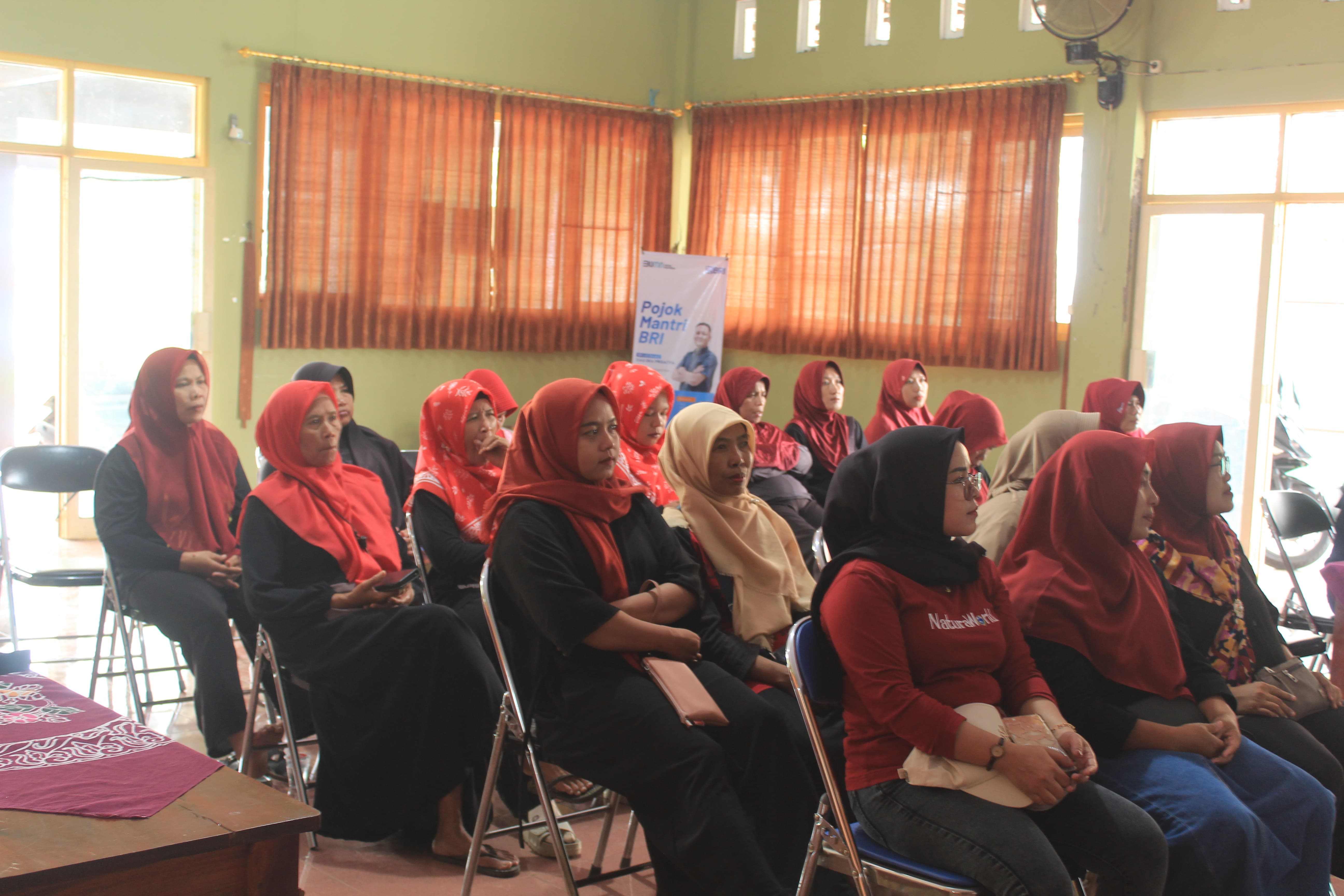 Anggota KWT Enggal Mentes mengikuti sosialisasi dengan seksama